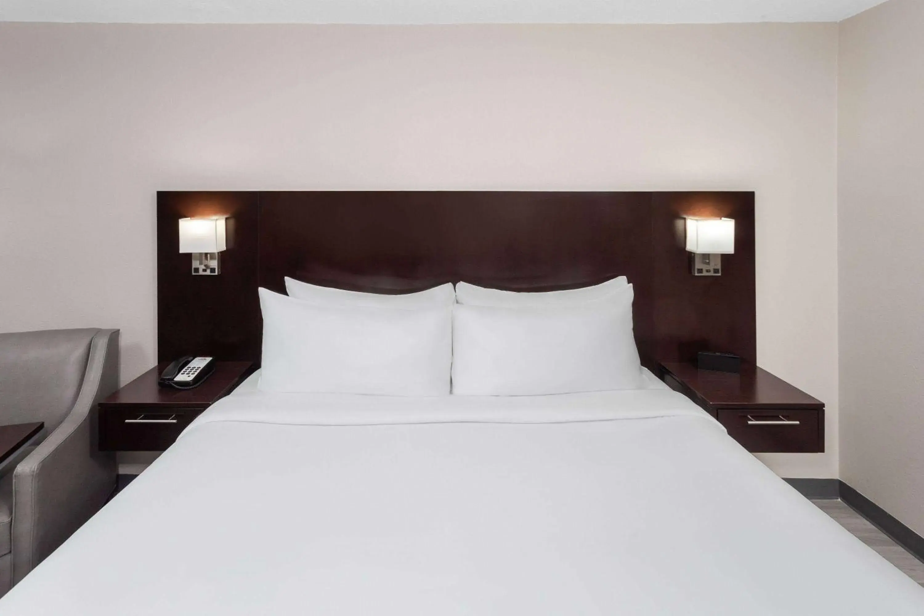 Photo of the whole room, Bed in Days Inn by Wyndham Melbourne Photo of the whole room, Bed in Days Inn by Wyndham Melbourne