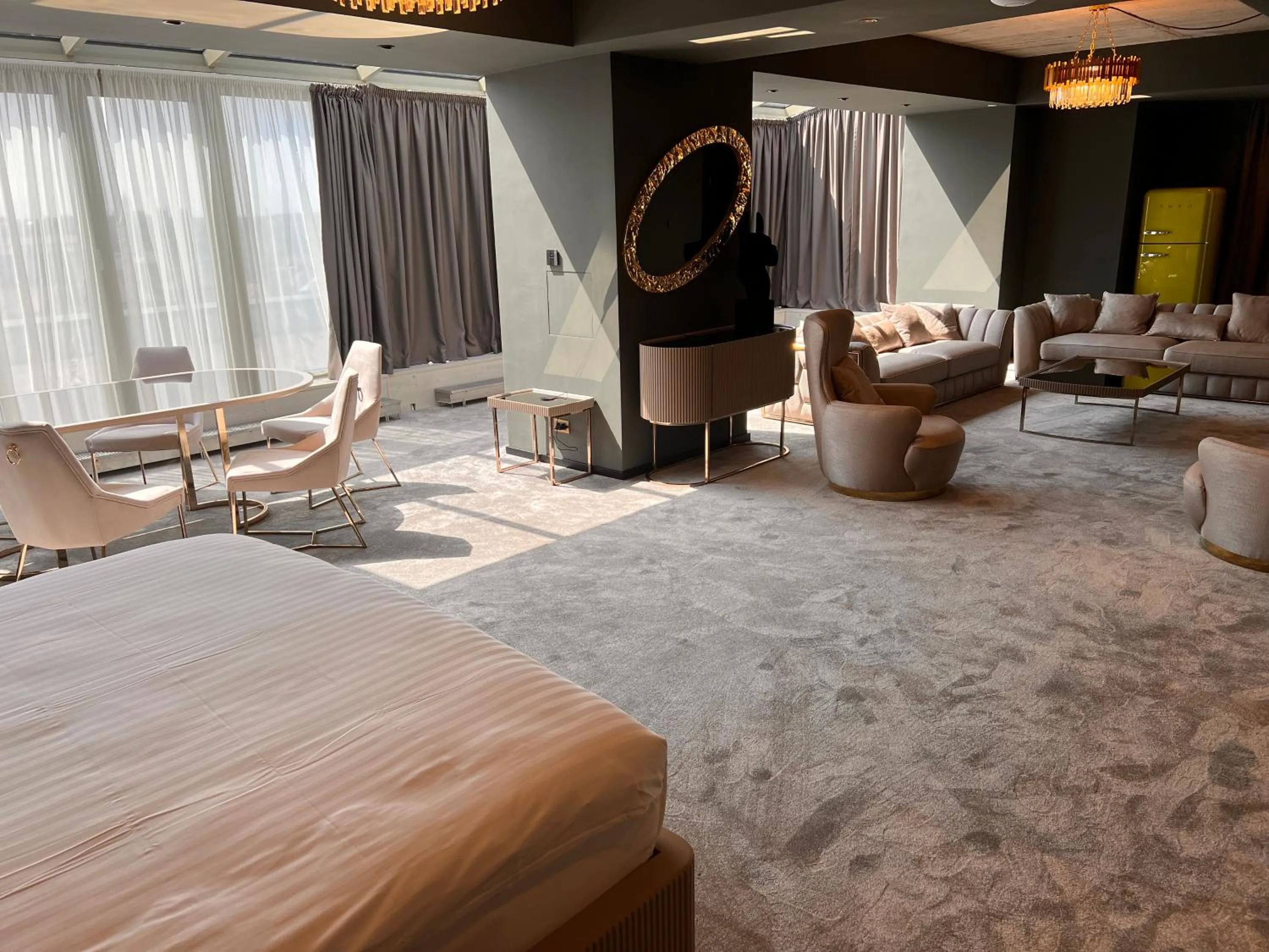 Photo of the whole room, Bed in Mercure Timisoara