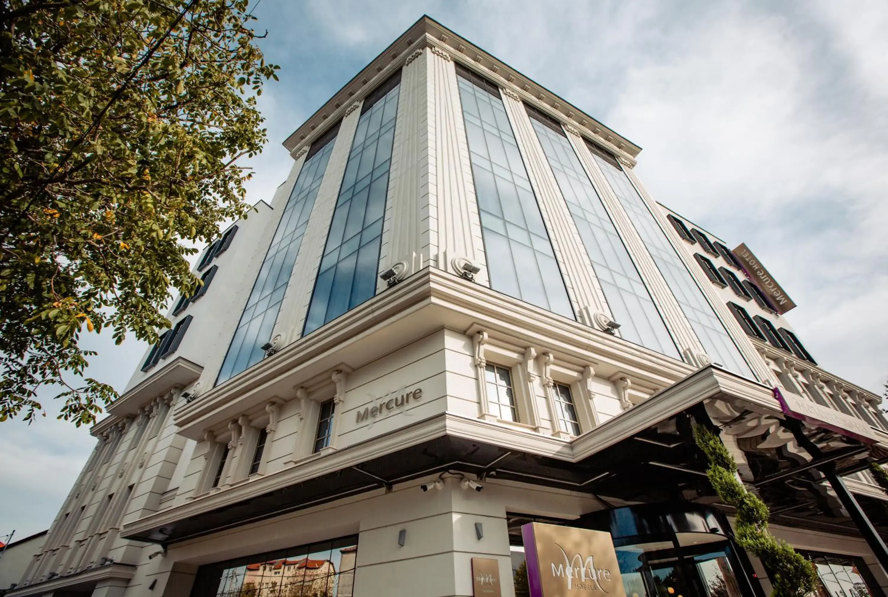 Facade/entrance in Mercure Timisoara Facade/entrance in Mercure Timisoara