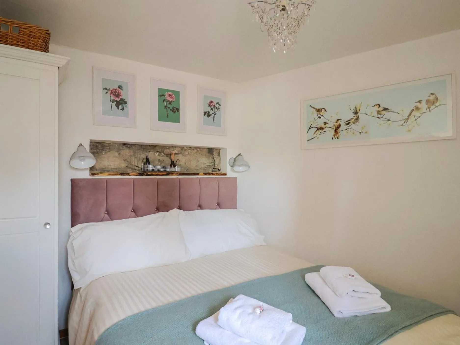 Property building, Bed in Cleve Cottage