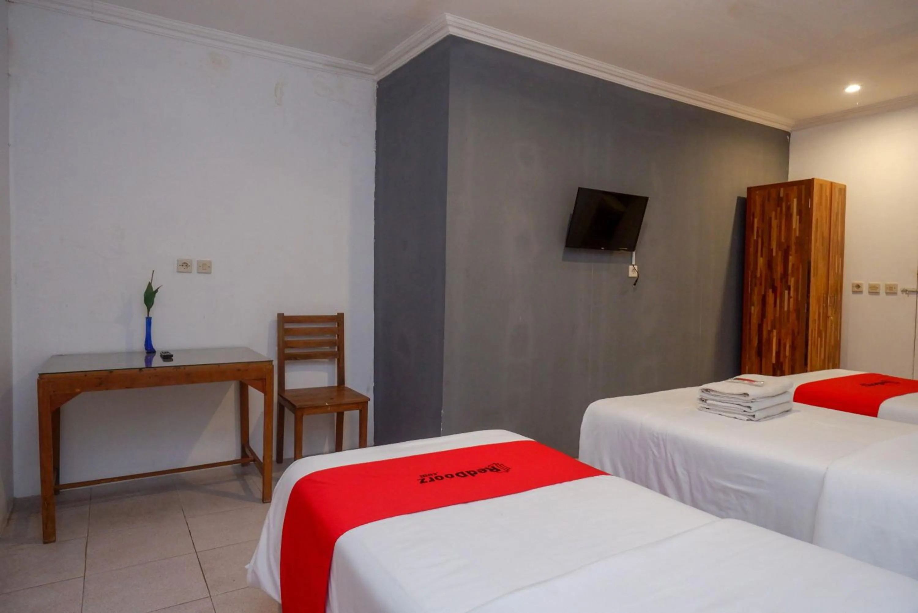 Bedroom, Bed in RedDoorz near Plengkung Gading 2