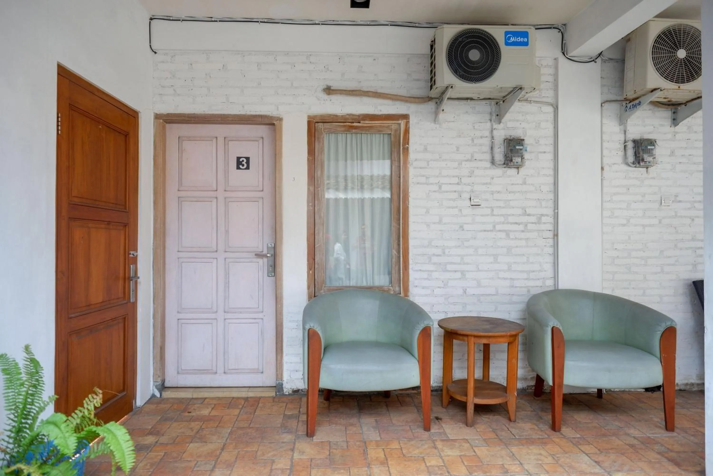 Facade/entrance in RedDoorz near Plengkung Gading 2