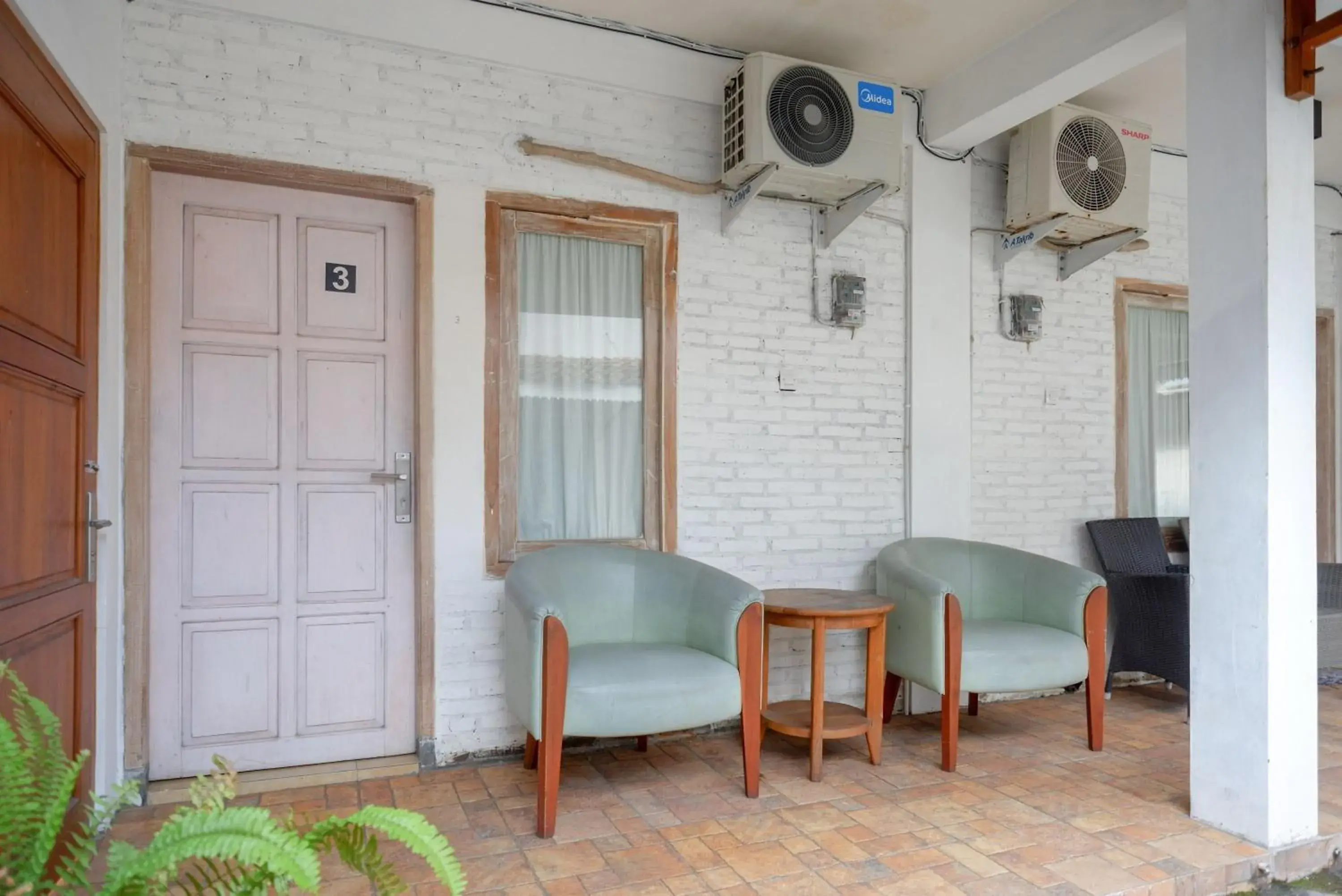 Seating area in RedDoorz Syariah near Plengkung Gading 2 Seating area in RedDoorz Syariah near Plengkung Gading 2