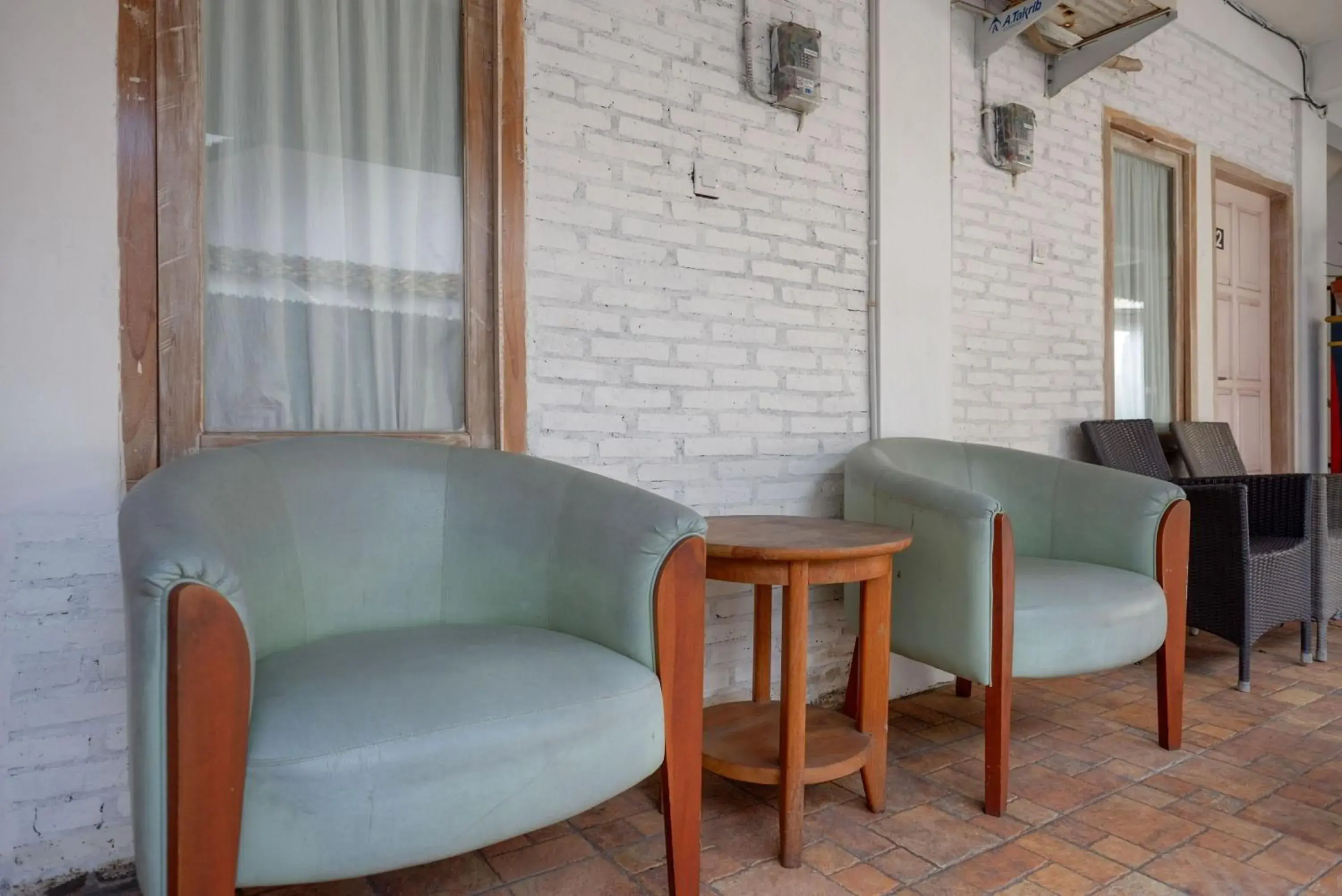 Seating area in RedDoorz Syariah near Plengkung Gading 2 Seating area in RedDoorz Syariah near Plengkung Gading 2