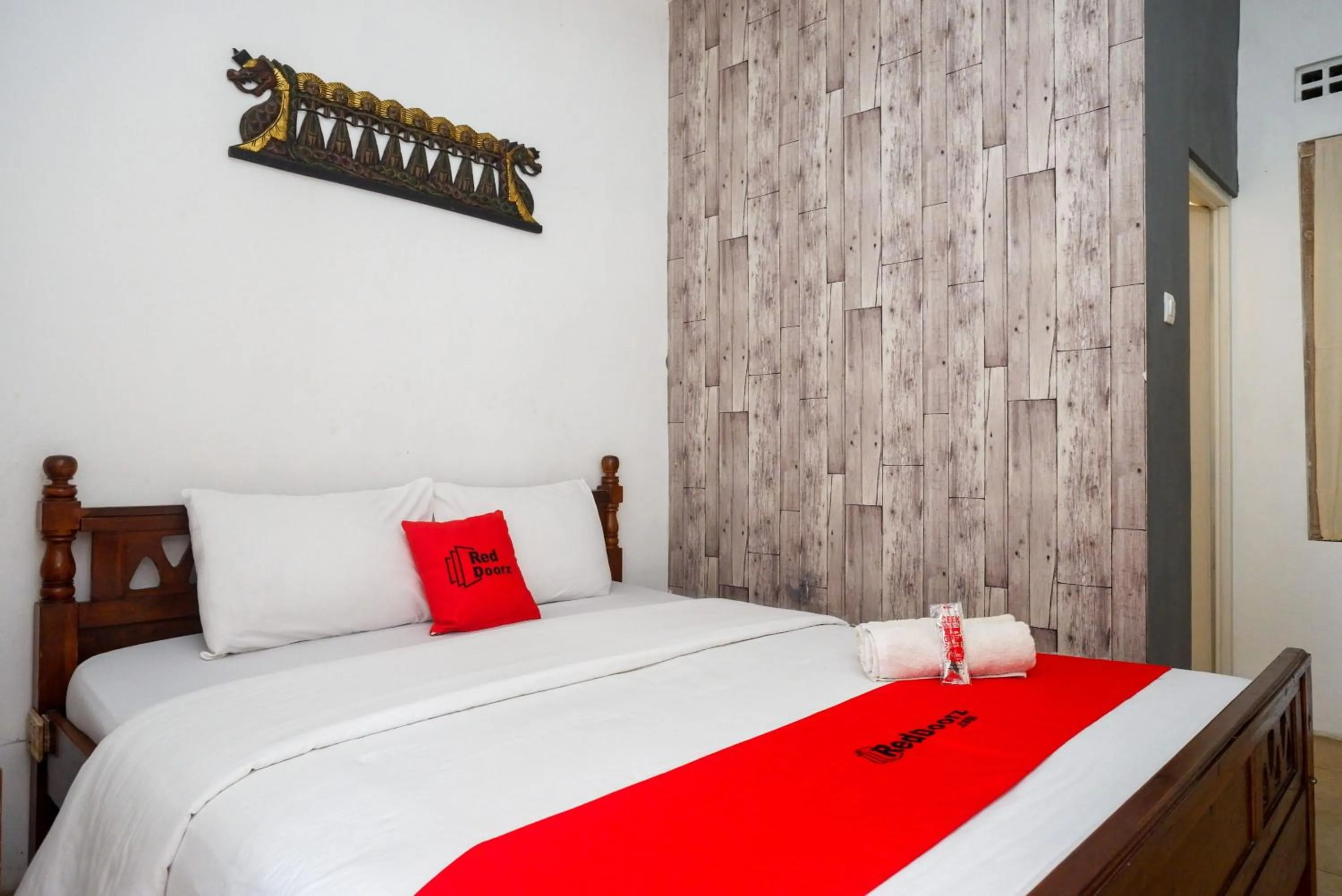 Bedroom, Bed in RedDoorz near Plengkung Gading 2