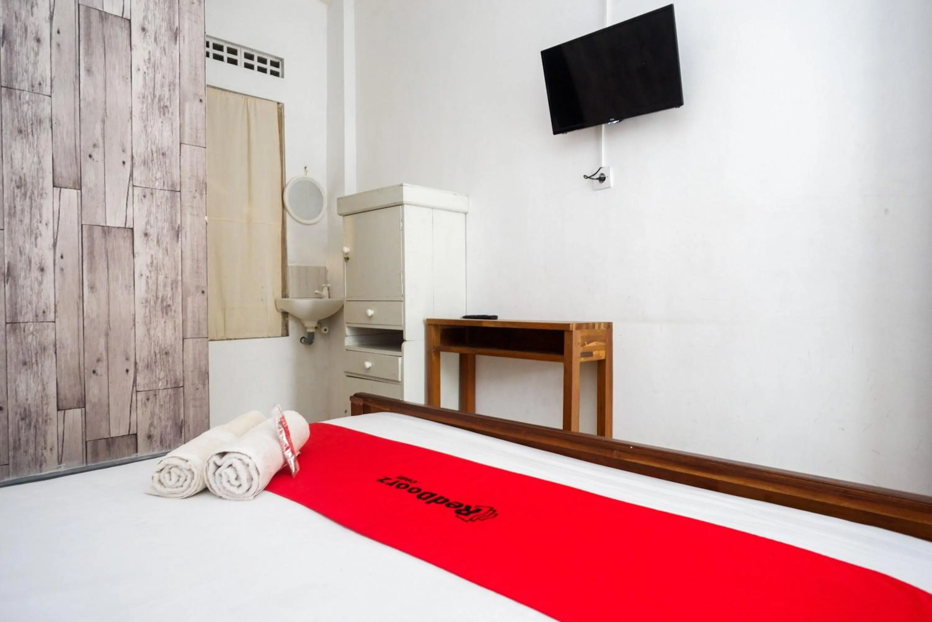 Bedroom, Bed in RedDoorz near Plengkung Gading 2