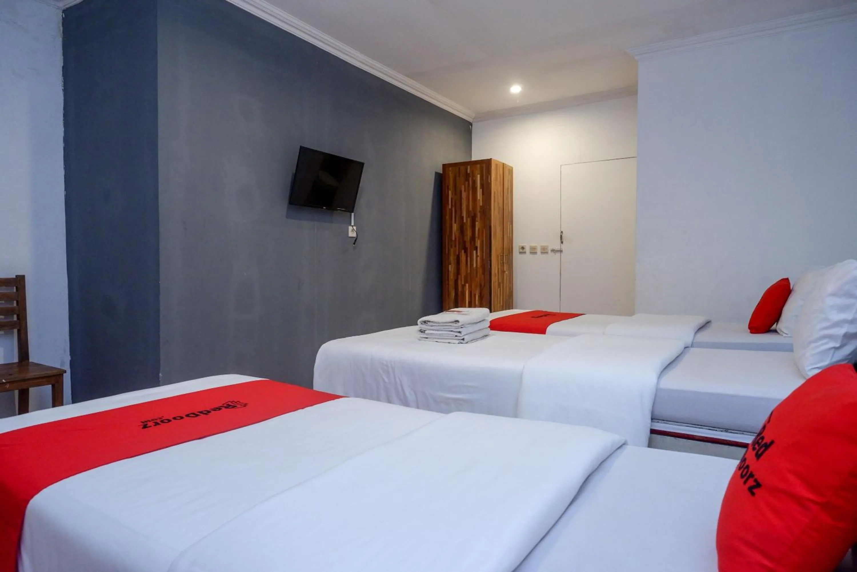 Bedroom, Bed in RedDoorz near Plengkung Gading 2
