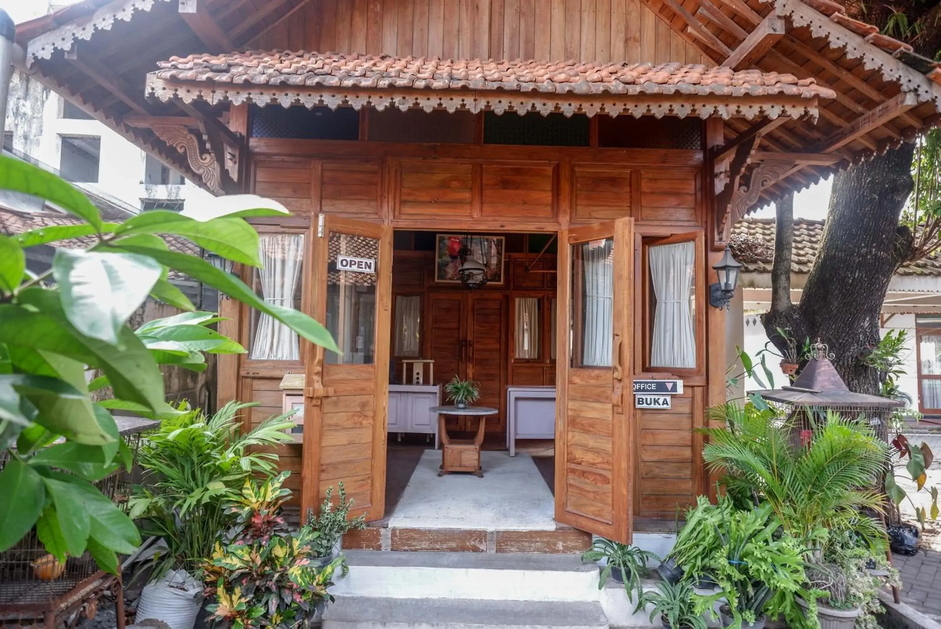 Facade/entrance in RedDoorz Syariah near Plengkung Gading 2 Facade/entrance in RedDoorz Syariah near Plengkung Gading 2