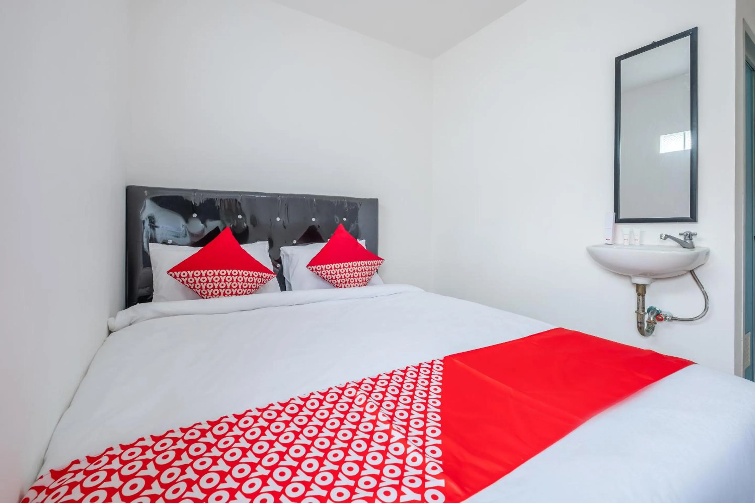 Bedroom in Super OYO 1460 Anyelir Residence