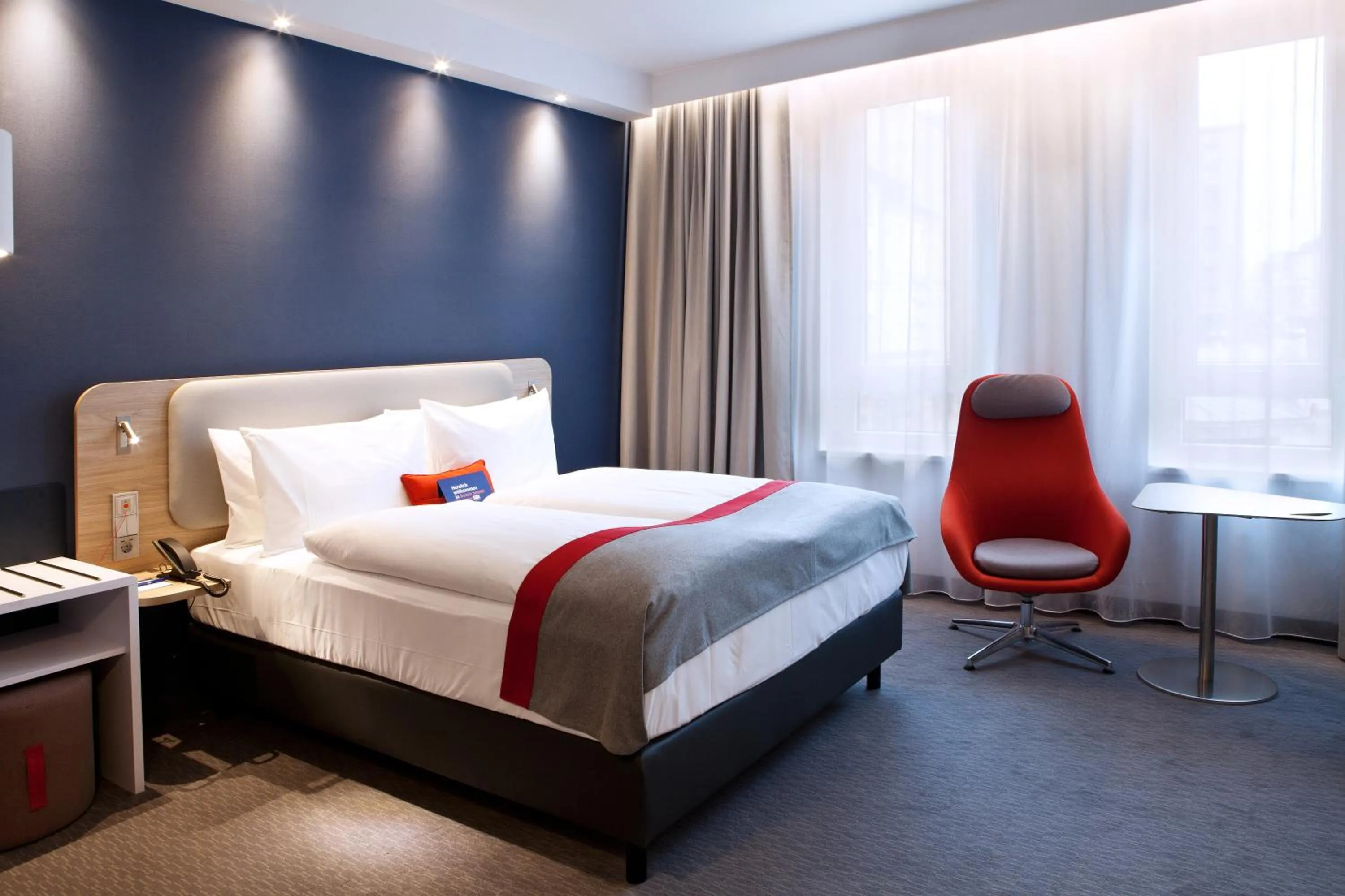 Photo of the whole room, Bed in Holiday Inn Express - Kaiserslautern by IHG
