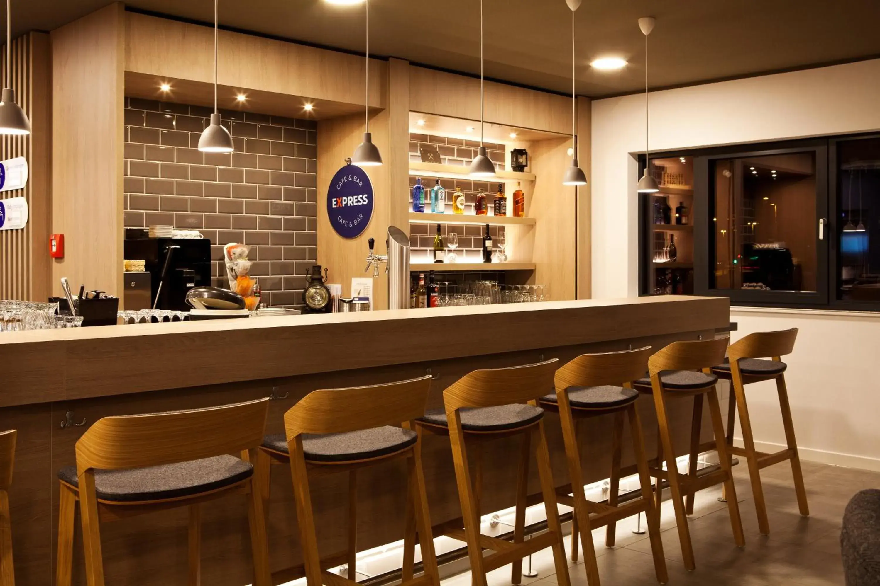 Lounge or bar in Holiday Inn Express - Kaiserslautern by IHG Lounge or bar in Holiday Inn Express - Kaiserslautern by IHG