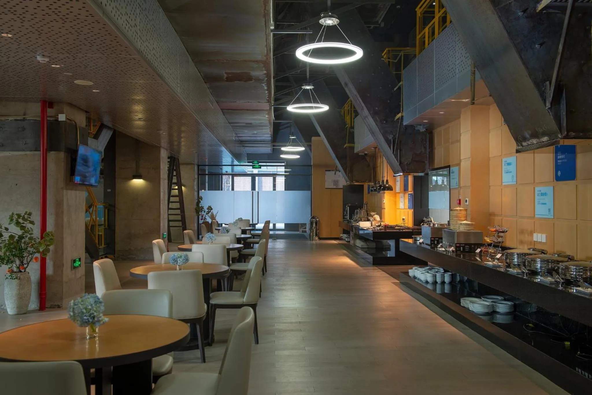 Restaurant/places to eat in Holiday Inn Express Beijing Shijingshan Lakeview by IHG