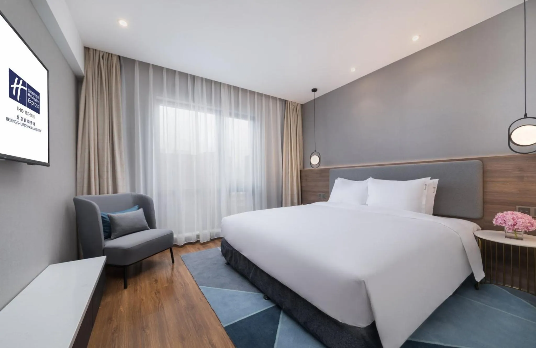 Photo of the whole room, Bed in Holiday Inn Express Beijing Shijingshan Lakeview by IHG