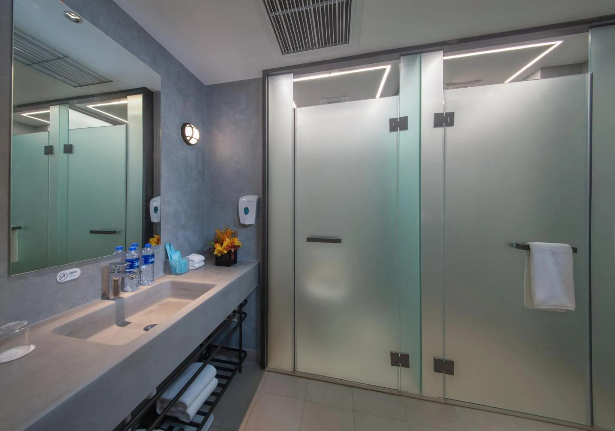 Photo of the whole room in Holiday Inn Express Beijing Shijingshan Lakeview by IHG