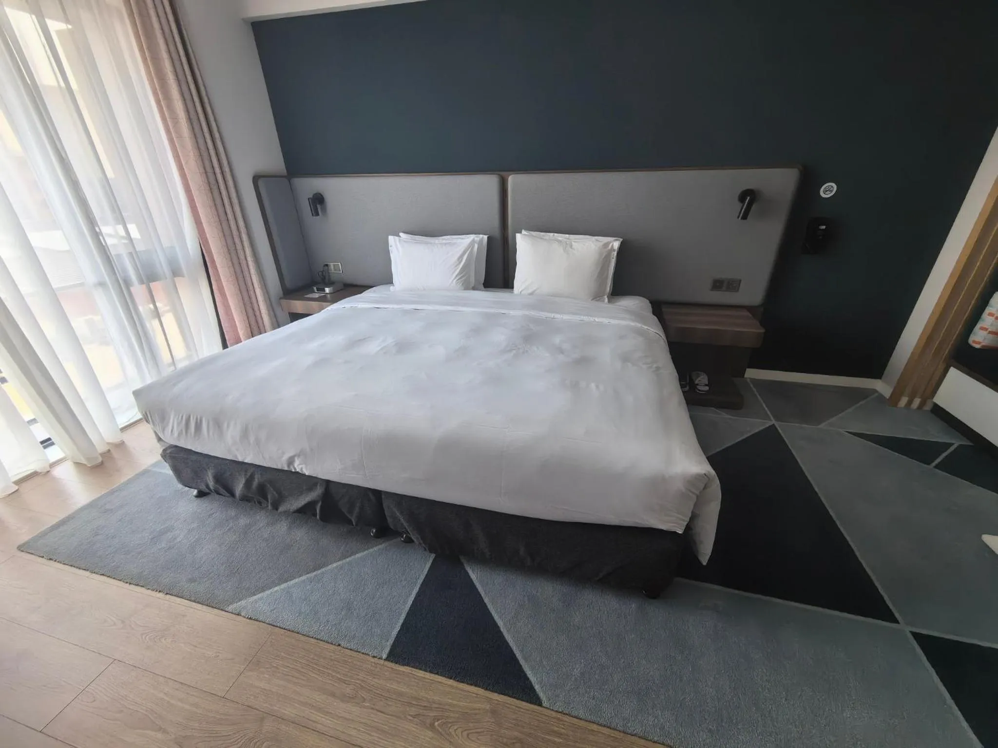 Photo of the whole room, Bed in Holiday Inn Express Beijing Shijingshan Lakeview by IHG