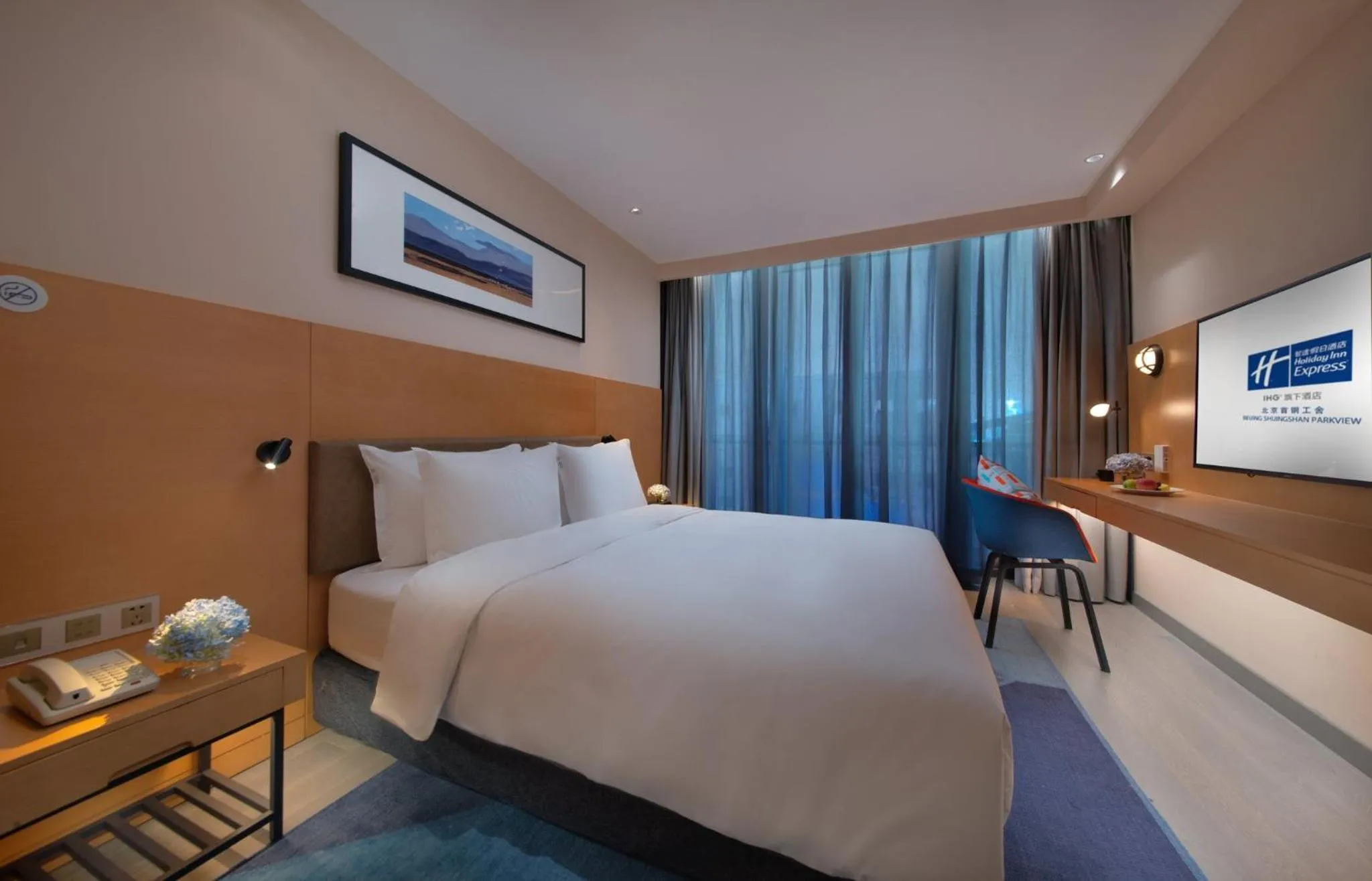 Photo of the whole room, Bed in Holiday Inn Express Beijing Shijingshan Lakeview by IHG