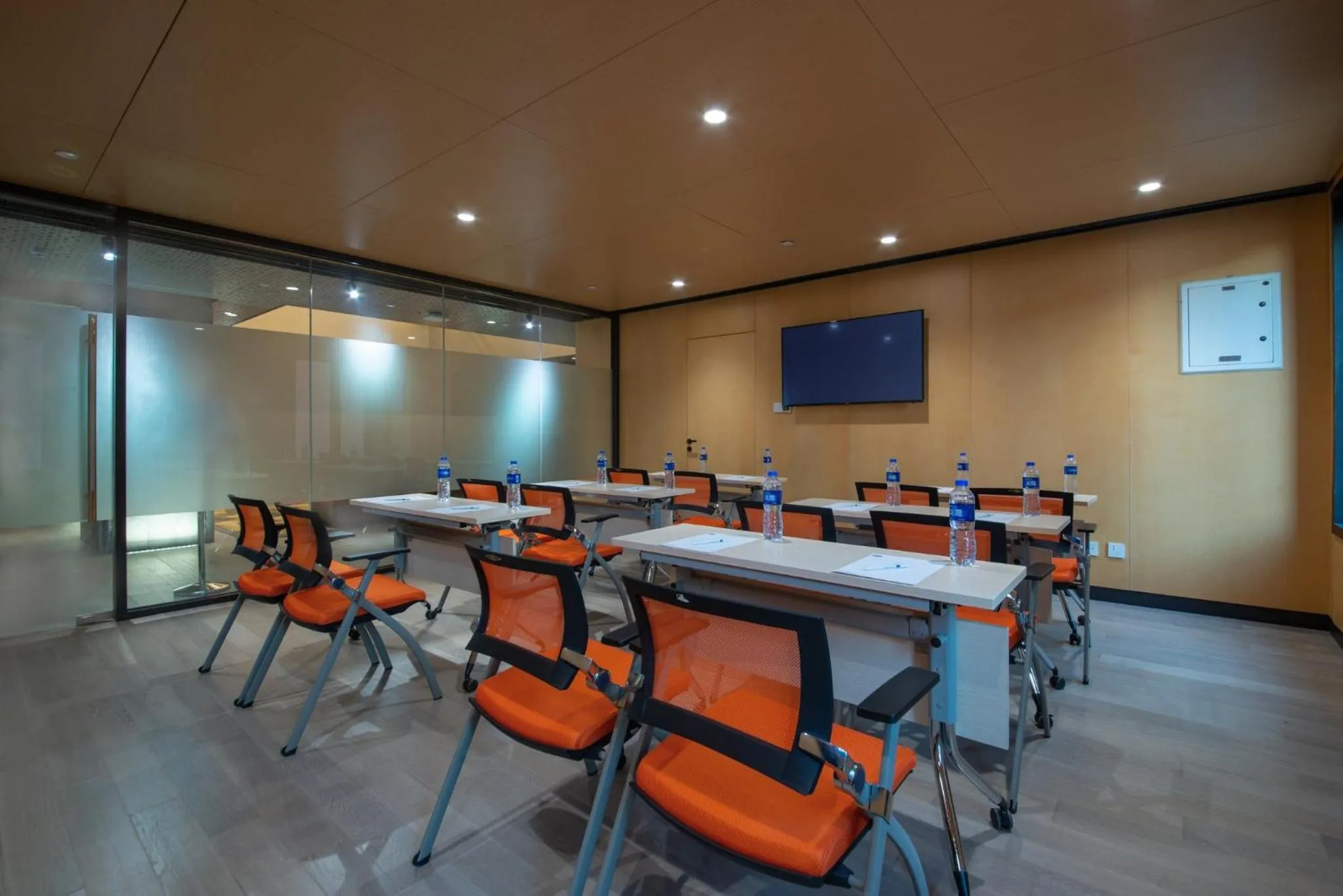 Meeting/conference room in Holiday Inn Express Beijing Shijingshan Lakeview by IHG