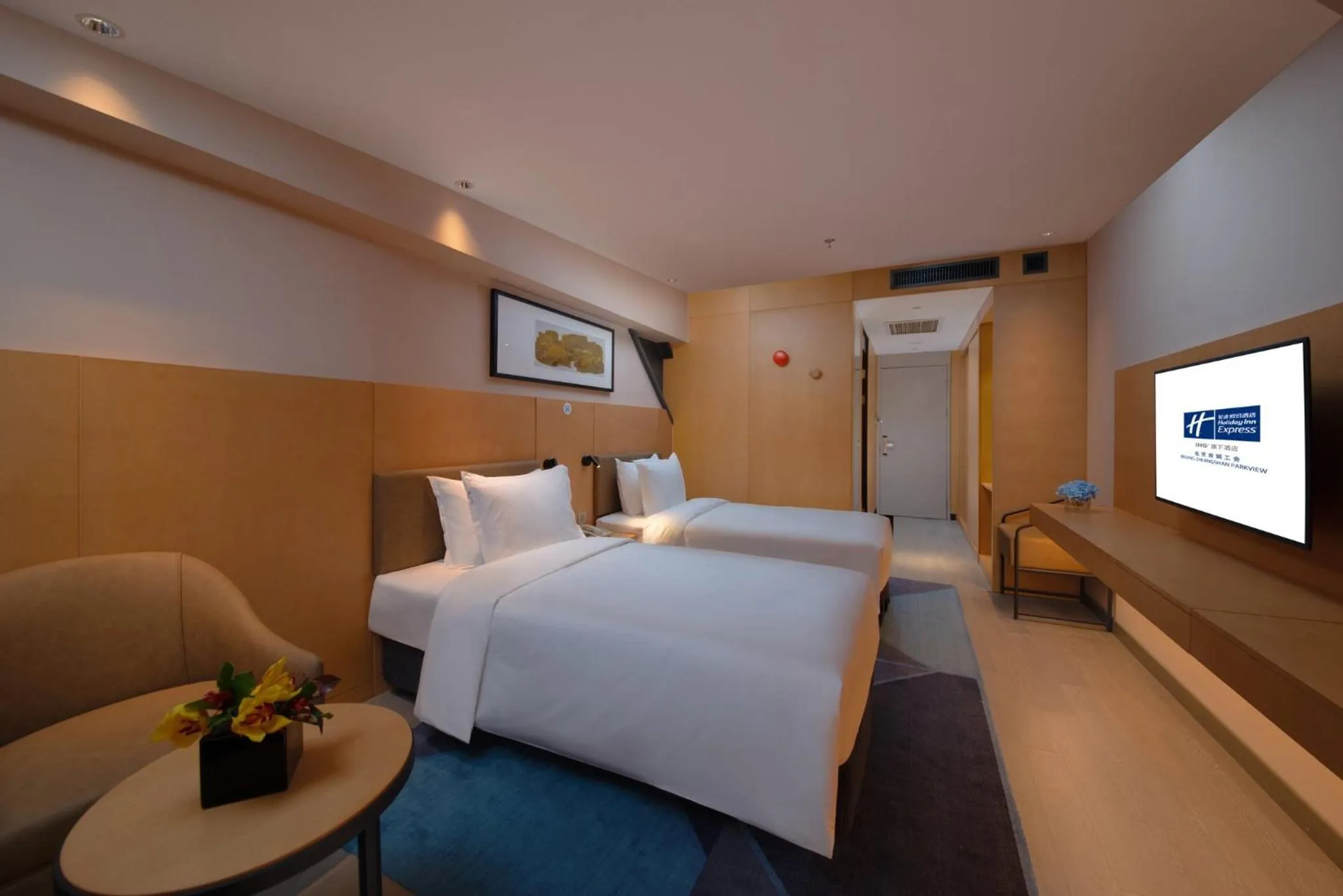 Photo of the whole room, Bed in Holiday Inn Express Beijing Shijingshan Lakeview by IHG