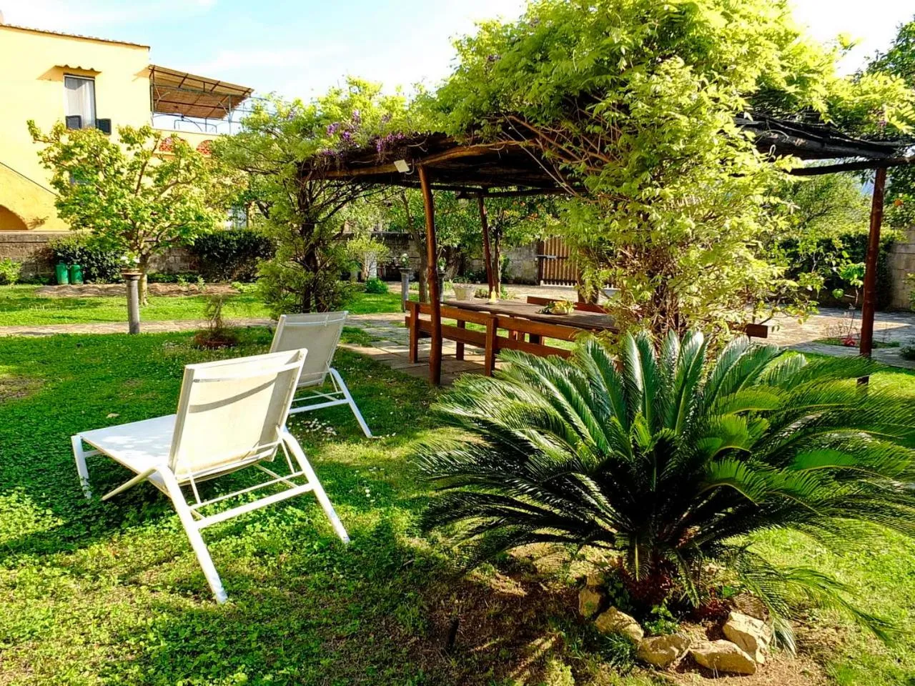 Garden view in B&B Villa Elisa