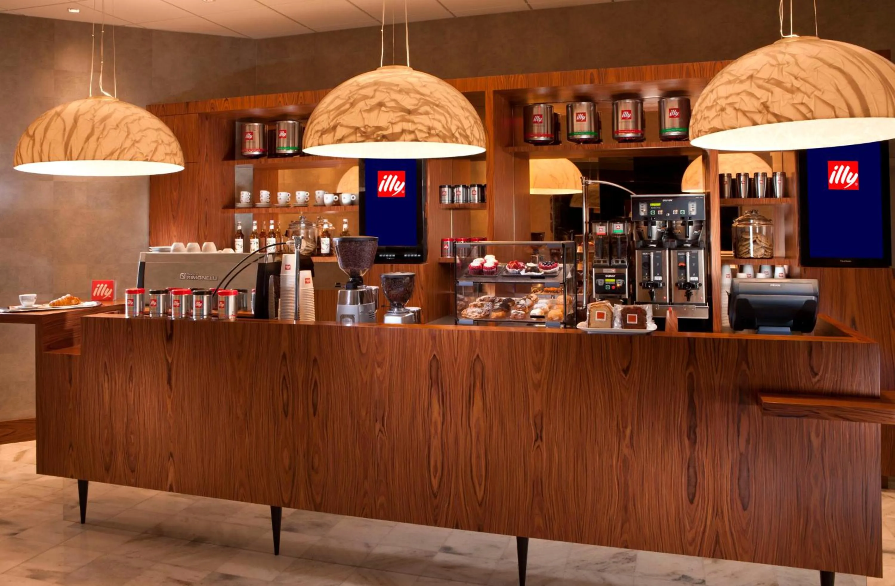 Restaurant/places to eat in Millennium Hilton New York One UN Plaza