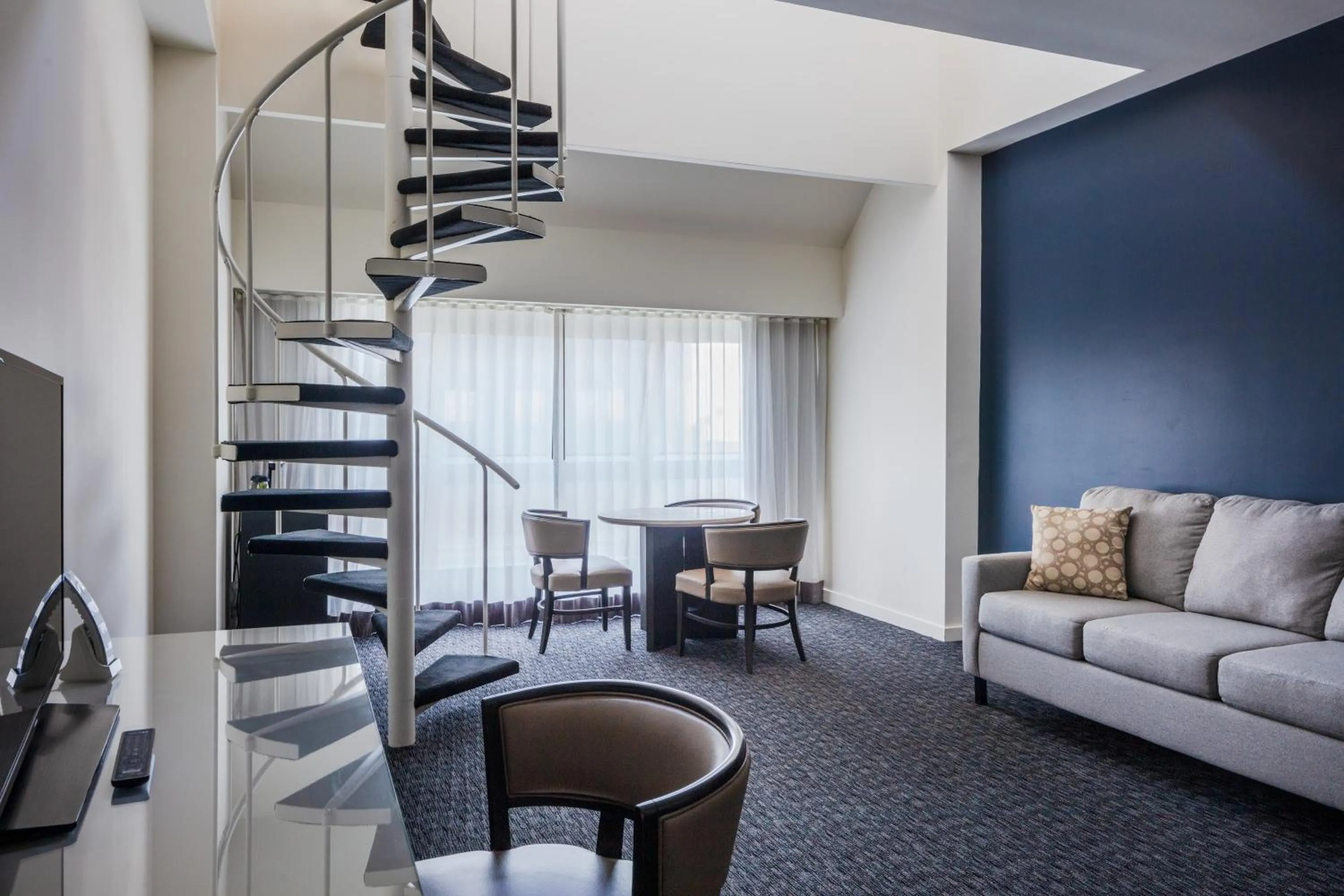 Living room in Millennium Hilton New York One UN Plaza