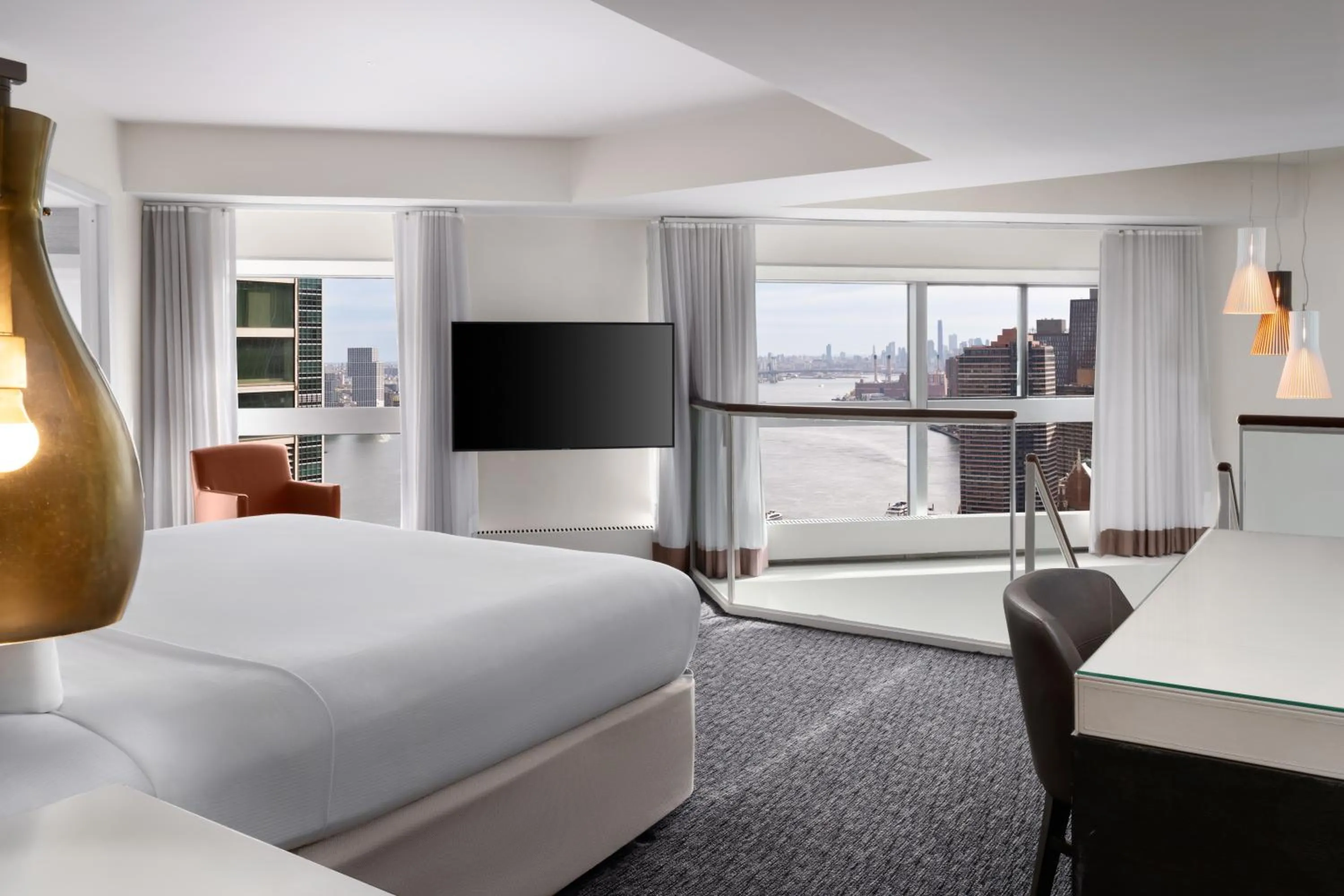 Bedroom, Bed in Millennium Hilton New York One UN Plaza