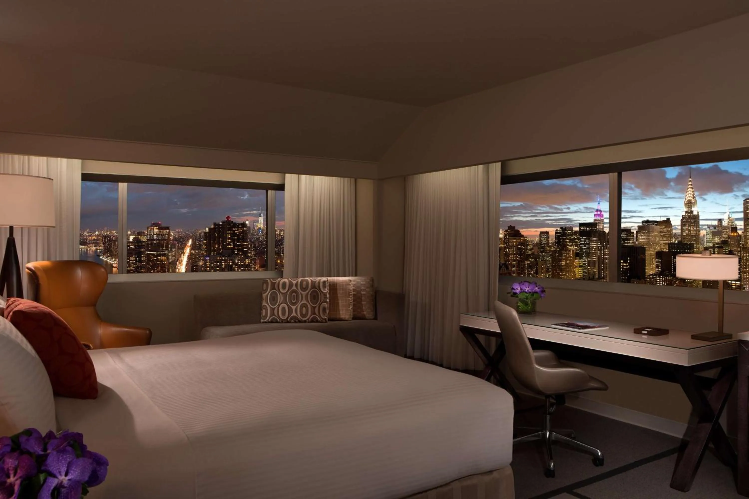 Bedroom, Bed in Millennium Hilton New York One UN Plaza
