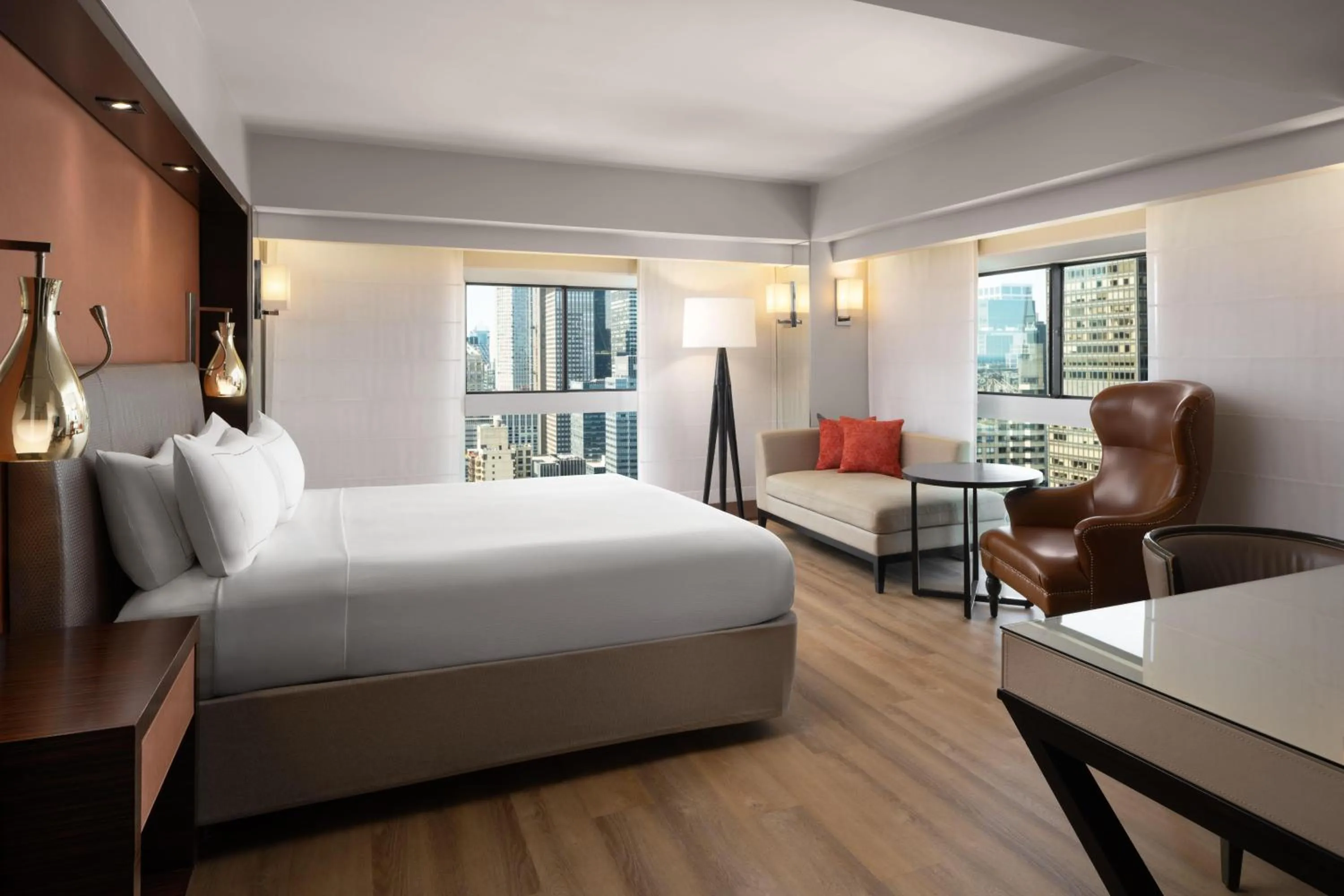 Living room, Bed in Millennium Hilton New York One UN Plaza