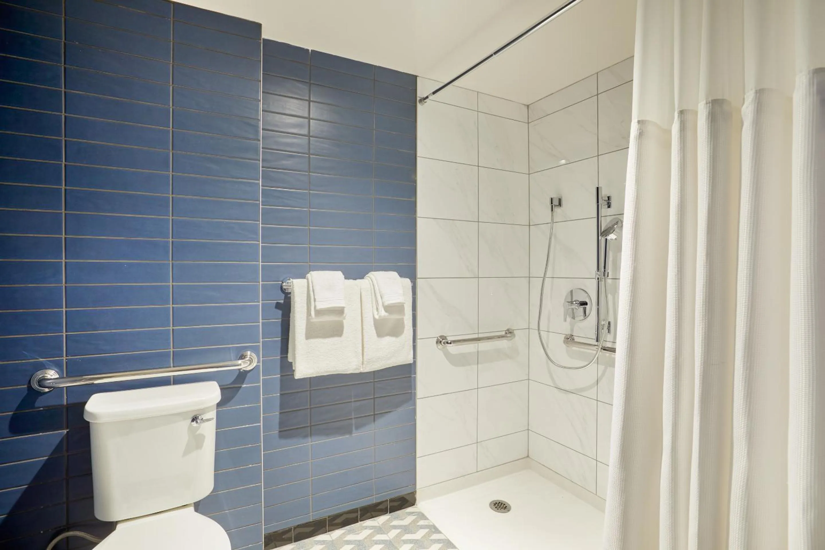 Shower in The Quincy, an Ascend Collection Hotel
