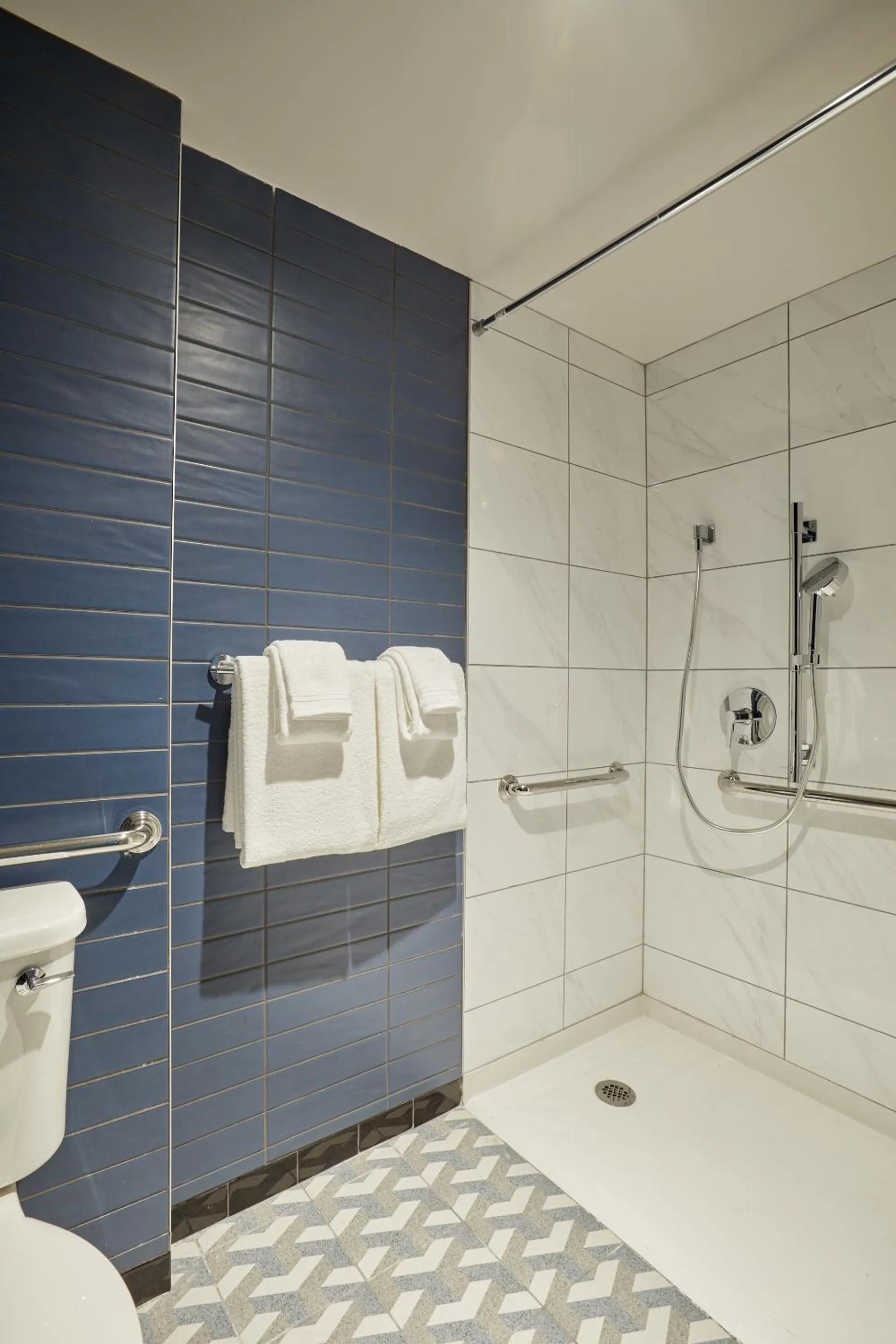 Shower in The Quincy, an Ascend Collection Hotel