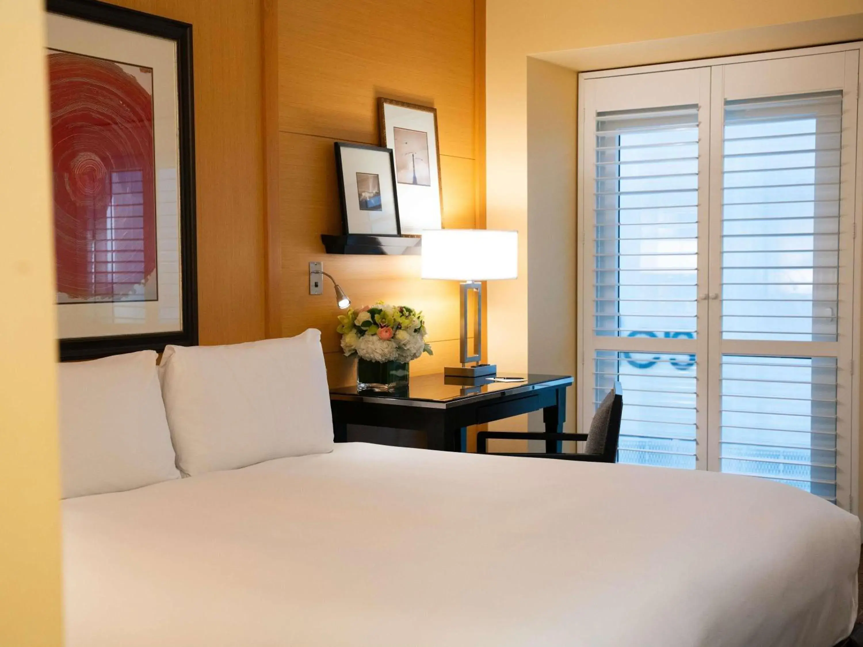 Bedroom, Bed in Hotel Sofitel Los Angeles at Beverly Hills Bedroom, Bed in Hotel Sofitel Los Angeles at Beverly Hills