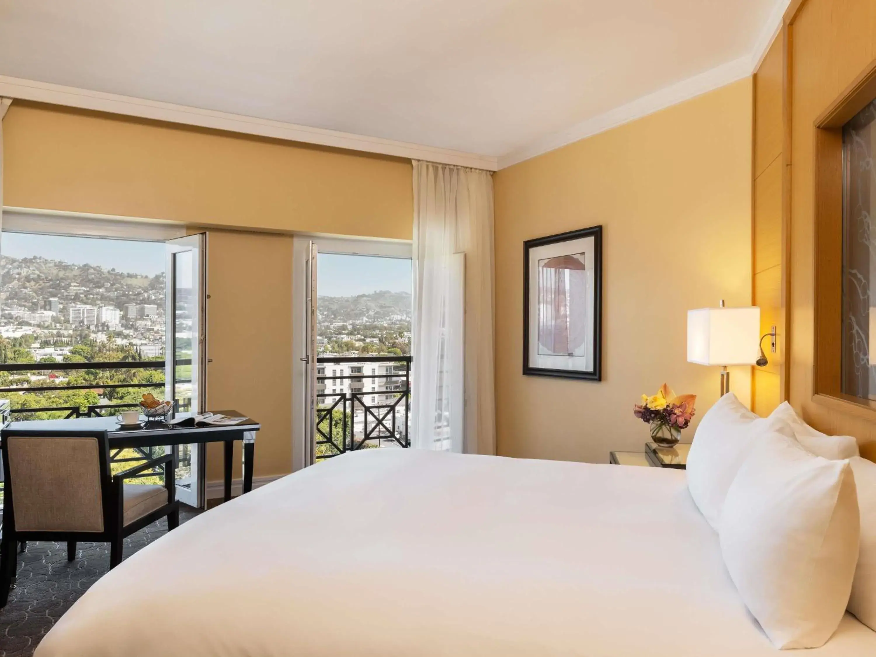 Bedroom, Bed in Hotel Sofitel Los Angeles at Beverly Hills Bedroom, Bed in Hotel Sofitel Los Angeles at Beverly Hills