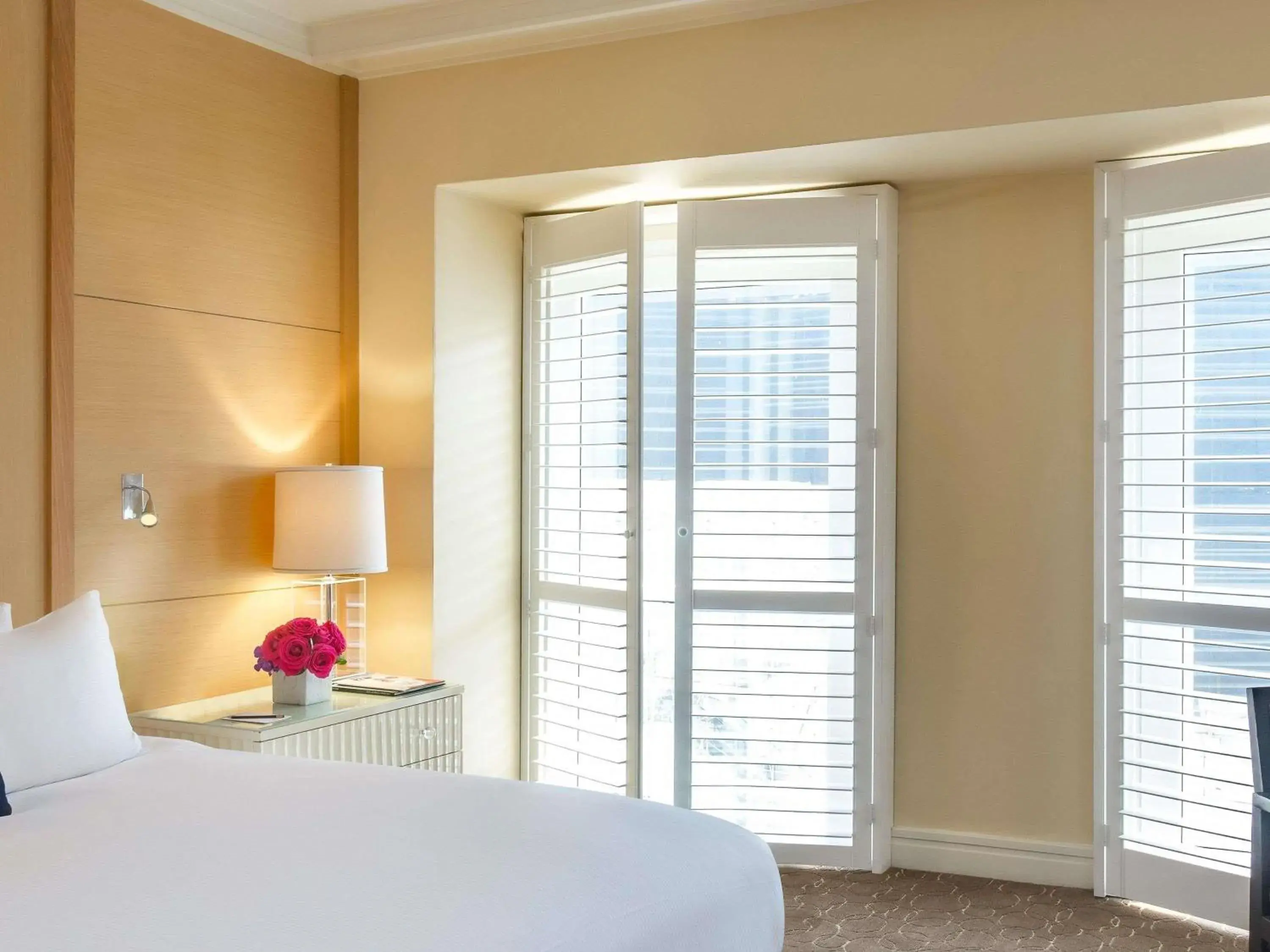 Bedroom, Bed in Hotel Sofitel Los Angeles at Beverly Hills Bedroom, Bed in Hotel Sofitel Los Angeles at Beverly Hills