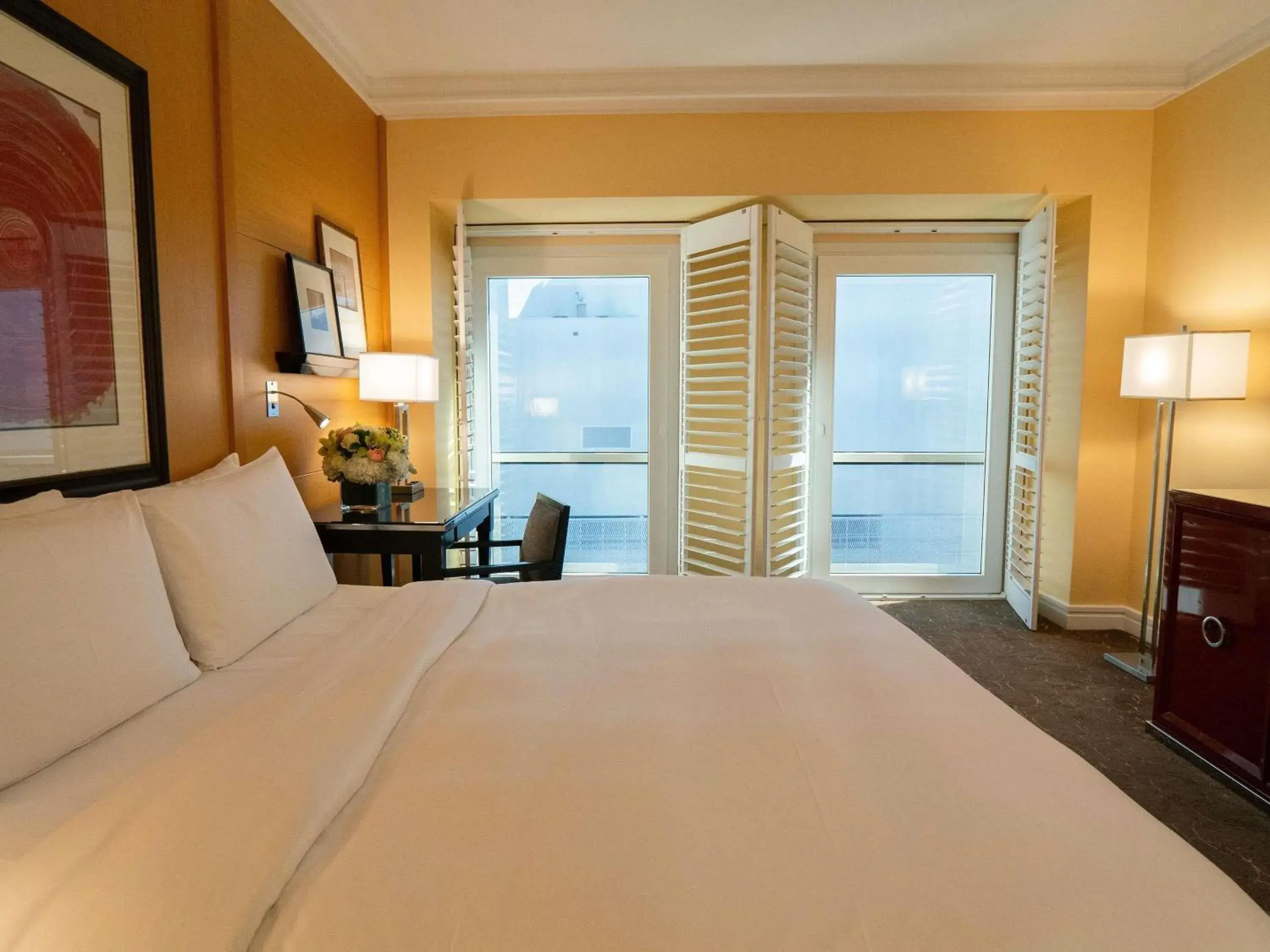 Bedroom, Bed in Hotel Sofitel Los Angeles at Beverly Hills Bedroom, Bed in Hotel Sofitel Los Angeles at Beverly Hills