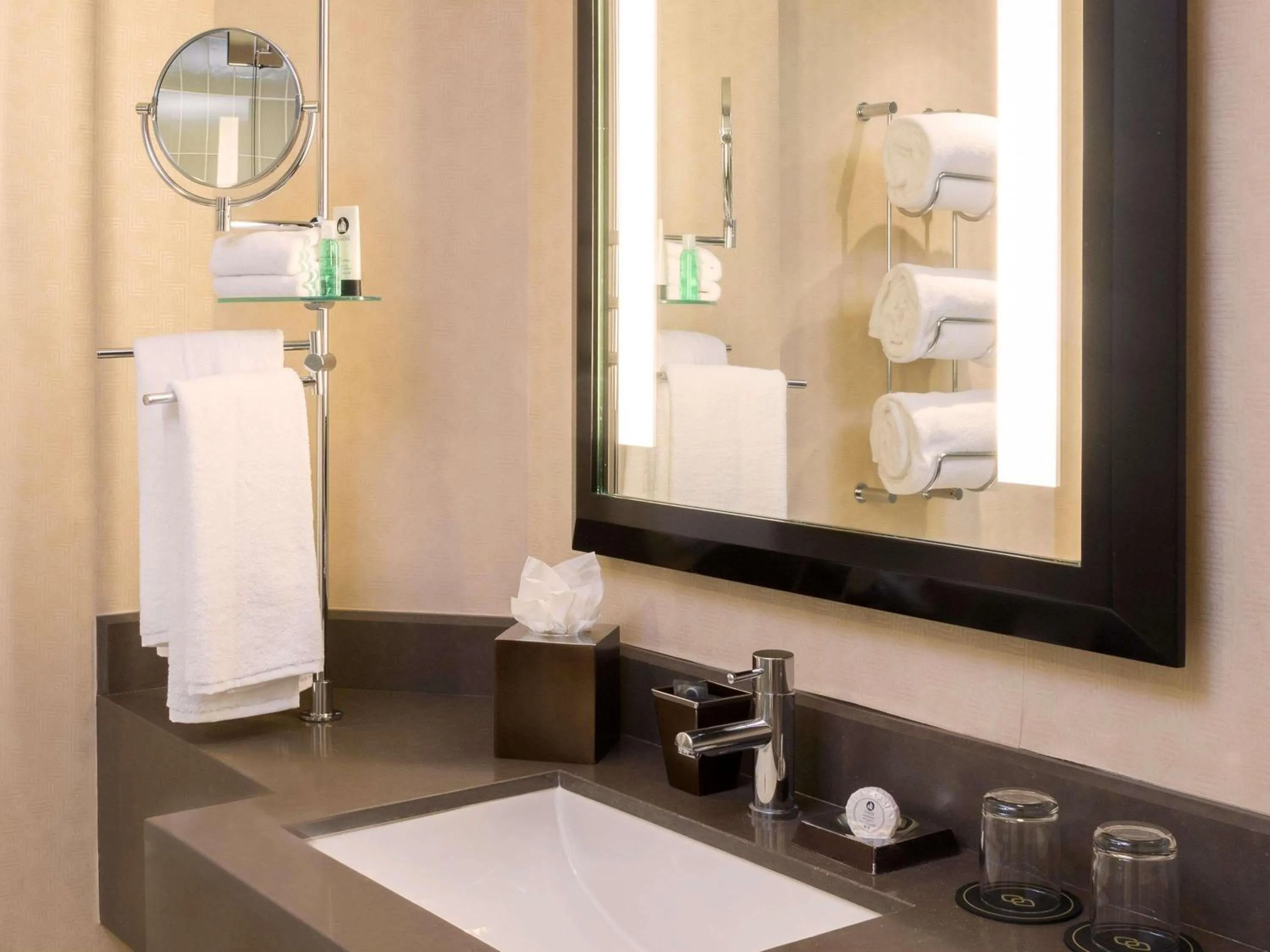 Bedroom in Hotel Sofitel Los Angeles at Beverly Hills