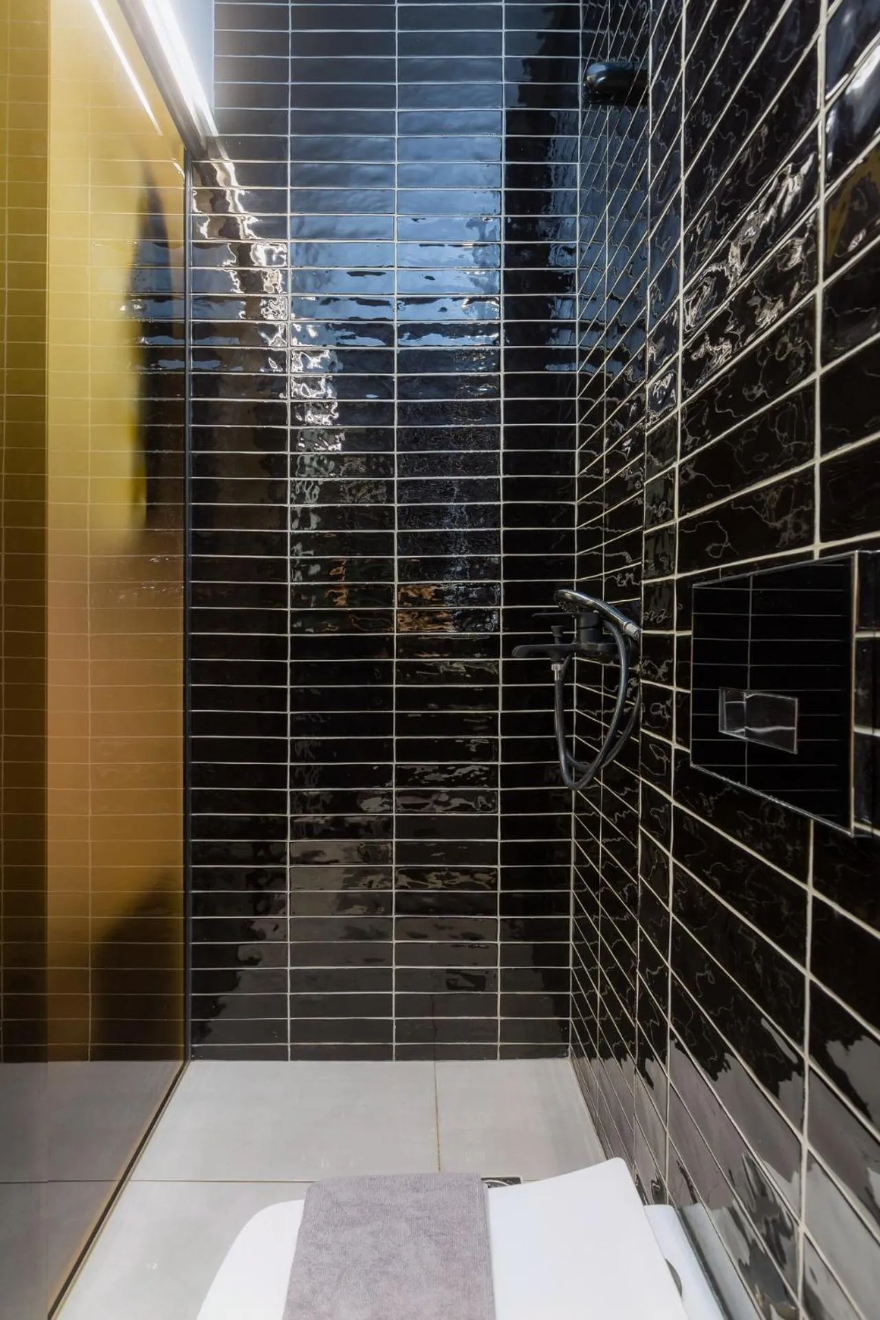 Shower in LOC HOSPITALITY Urban Den