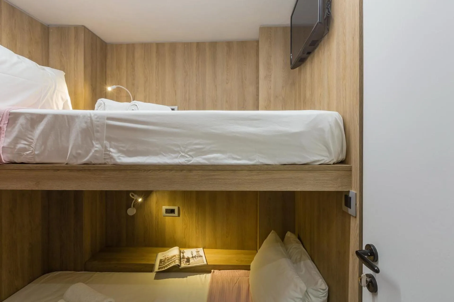 TV and multimedia, Bed in LOC HOSPITALITY Urban Den