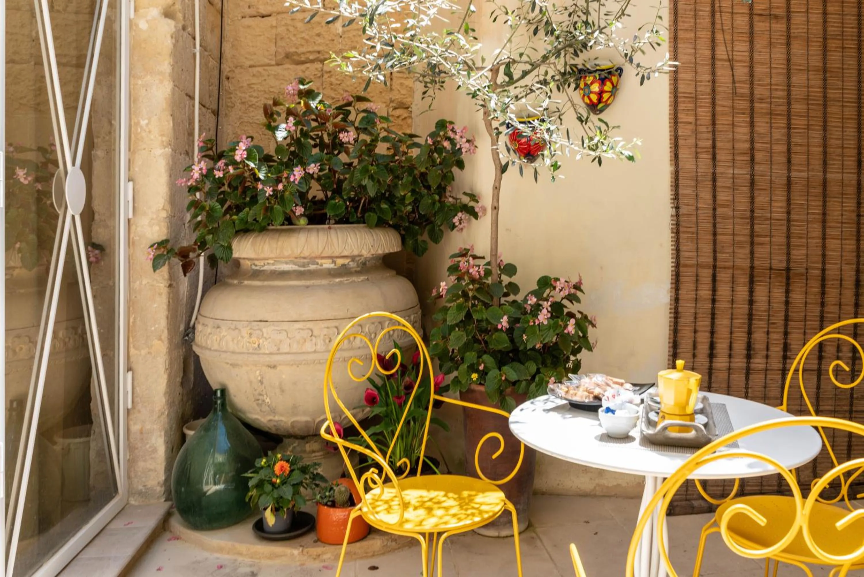 Patio in B&B Corte dei Memoli di Margiotta Giuseppina