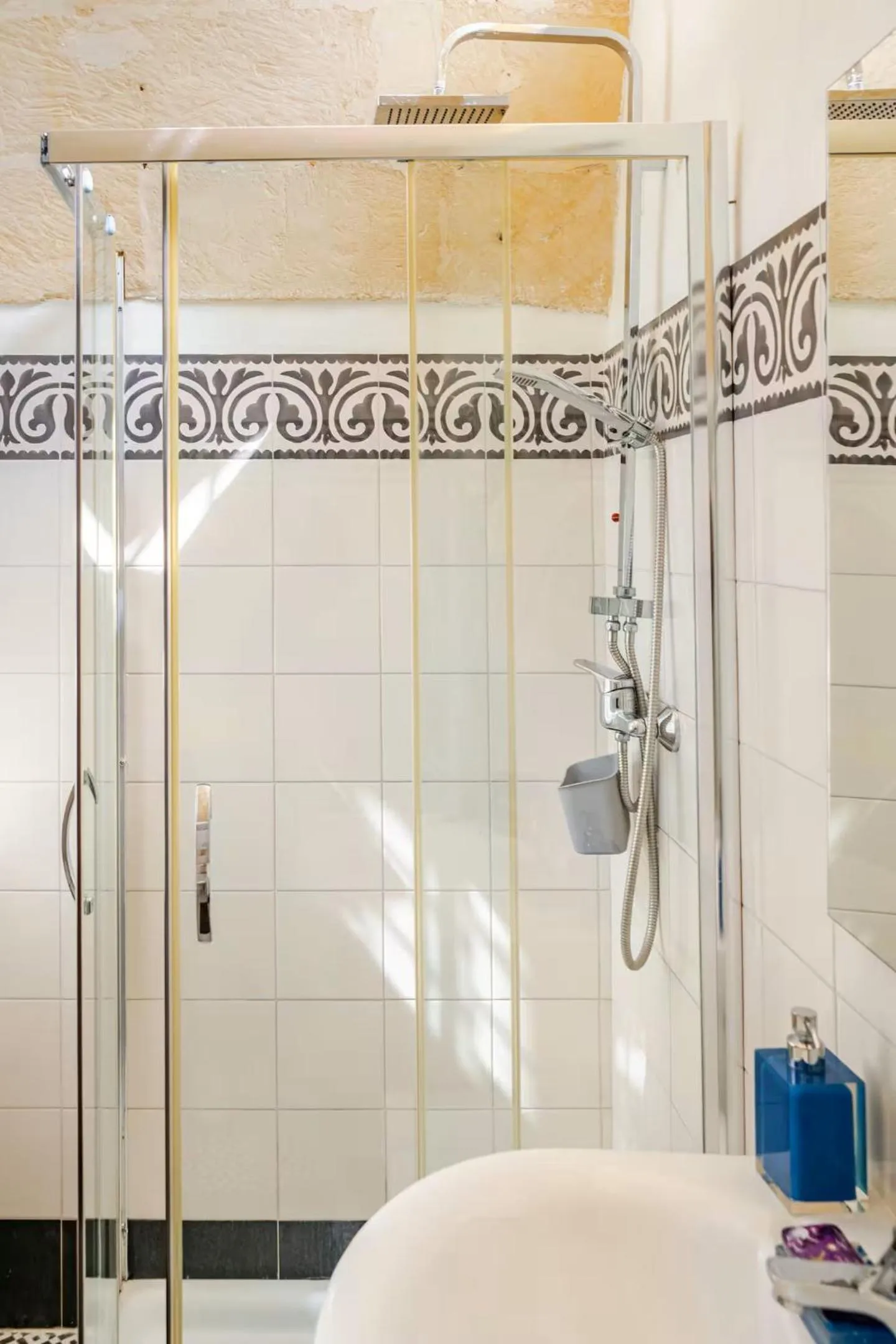 Shower in B&B Corte dei Memoli di Margiotta Giuseppina