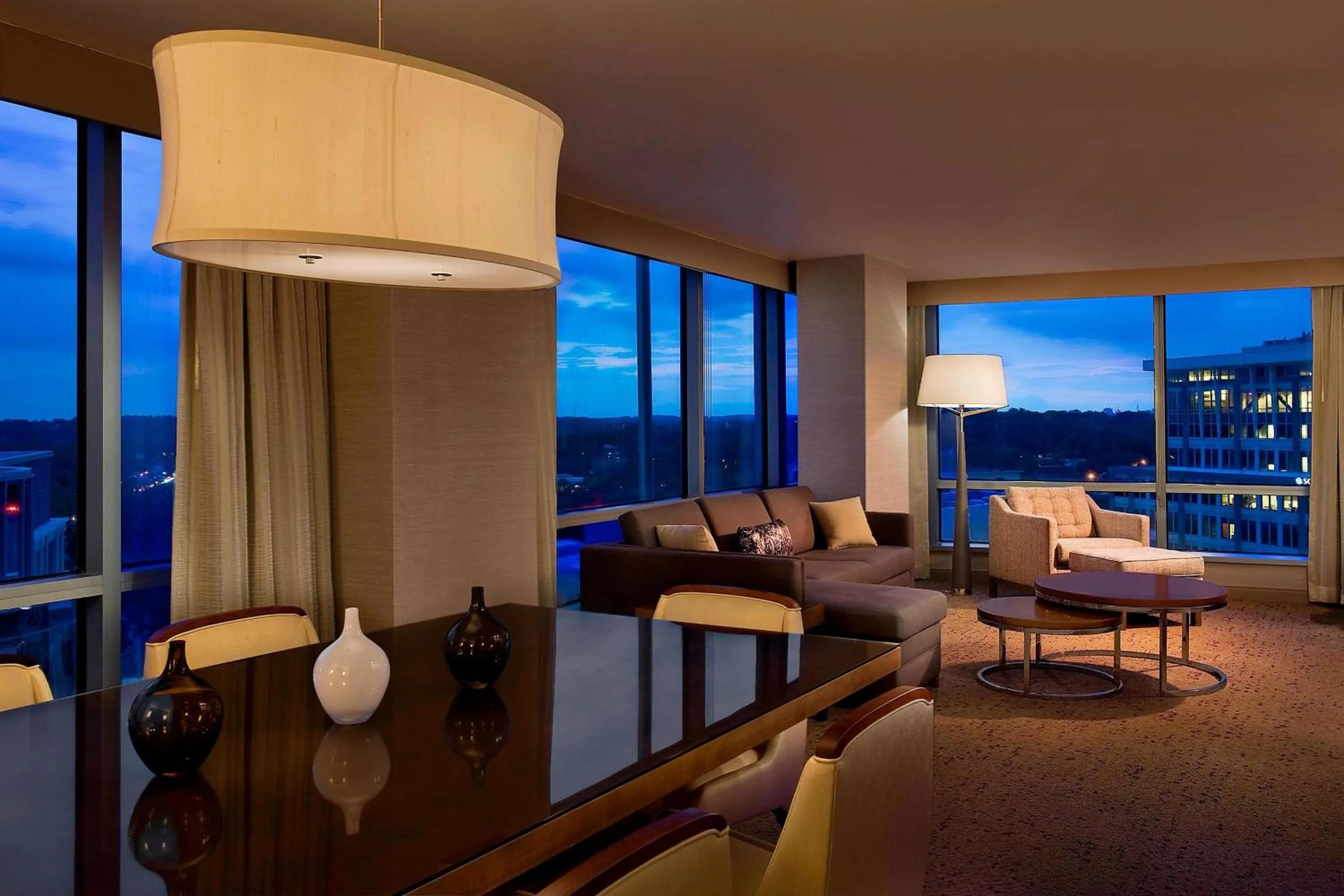 Living room in The Westin Arlington