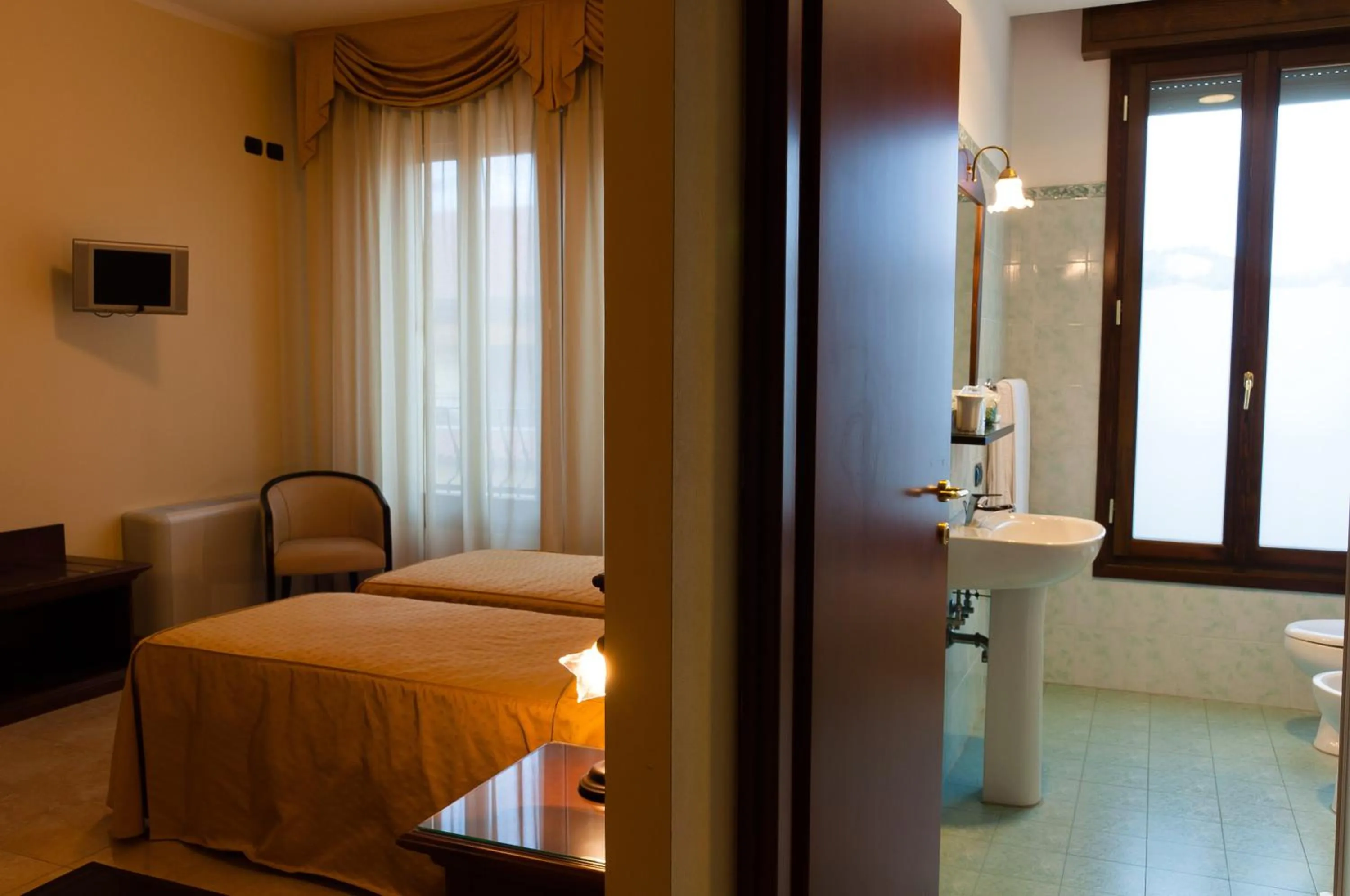 Photo of the whole room, Bed in Mediterraneo