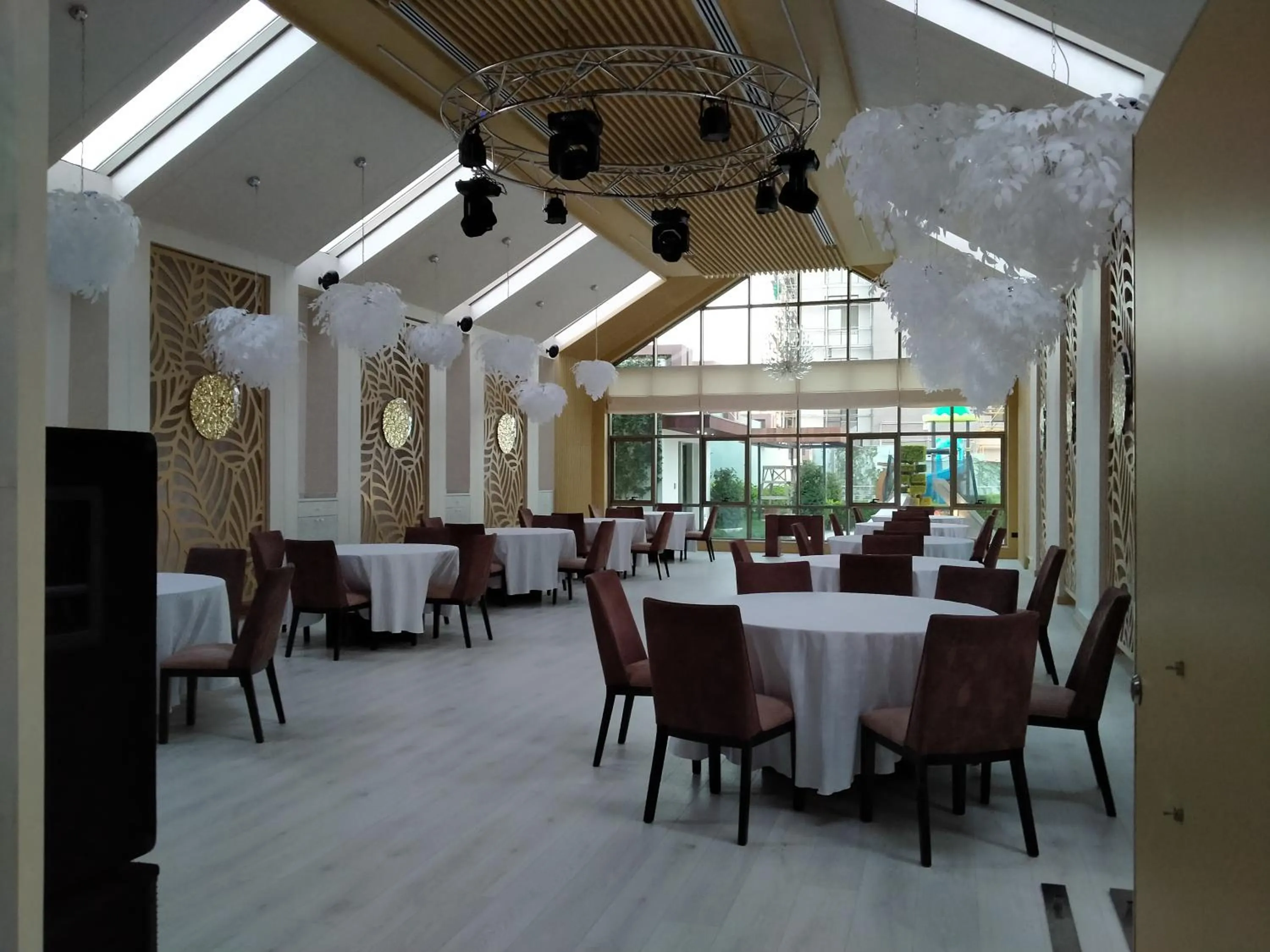 Restaurant/places to eat in Badam d'Art Boutique Hotel