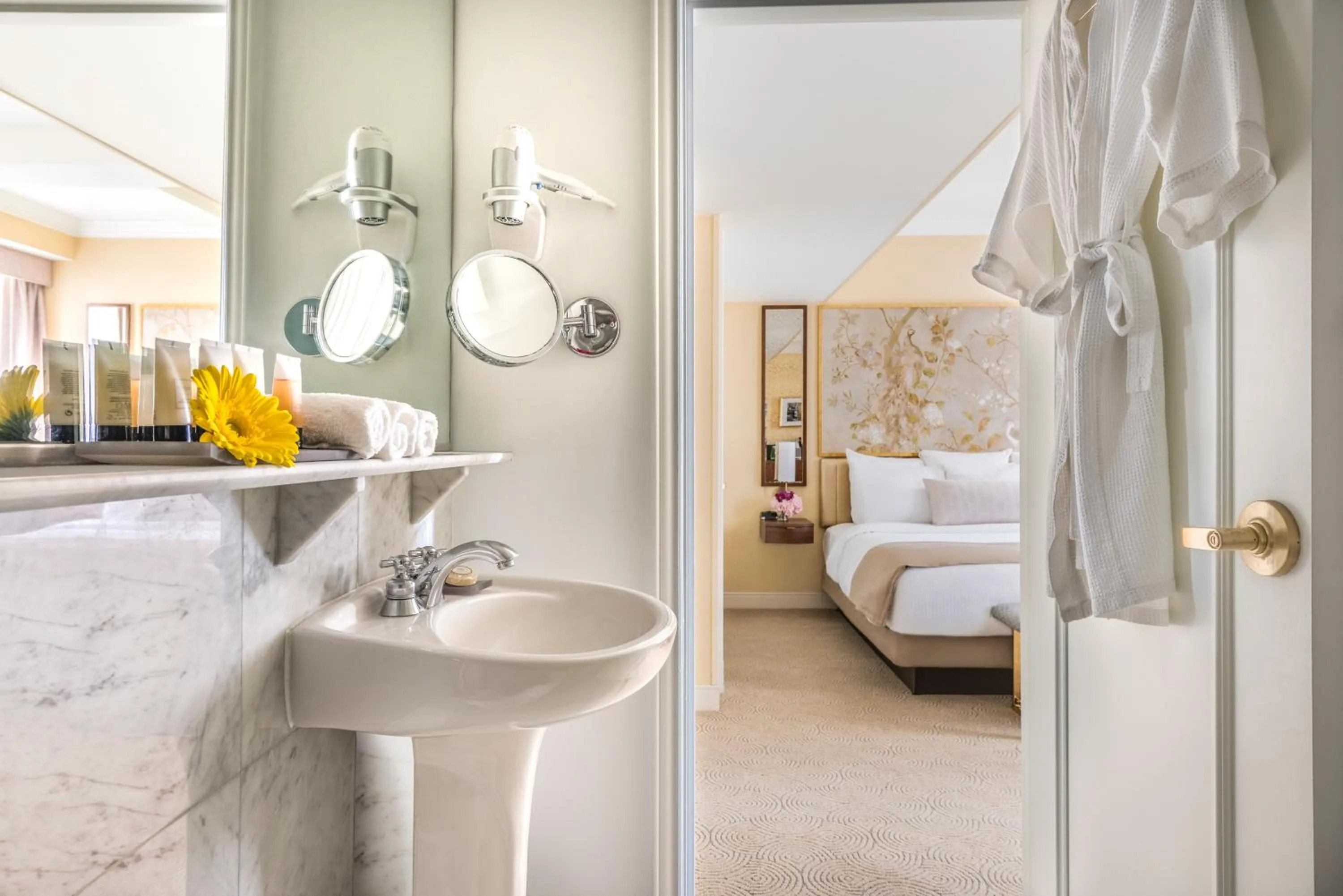 Bathroom, Bed in Warwick Allerton Chicago