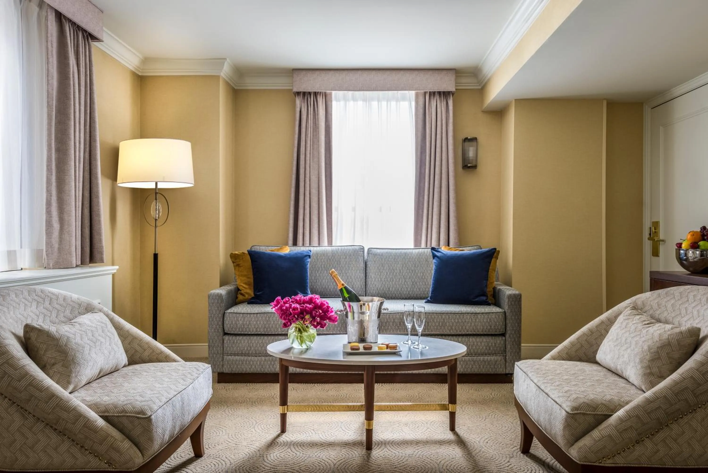 Living room in Warwick Allerton Chicago