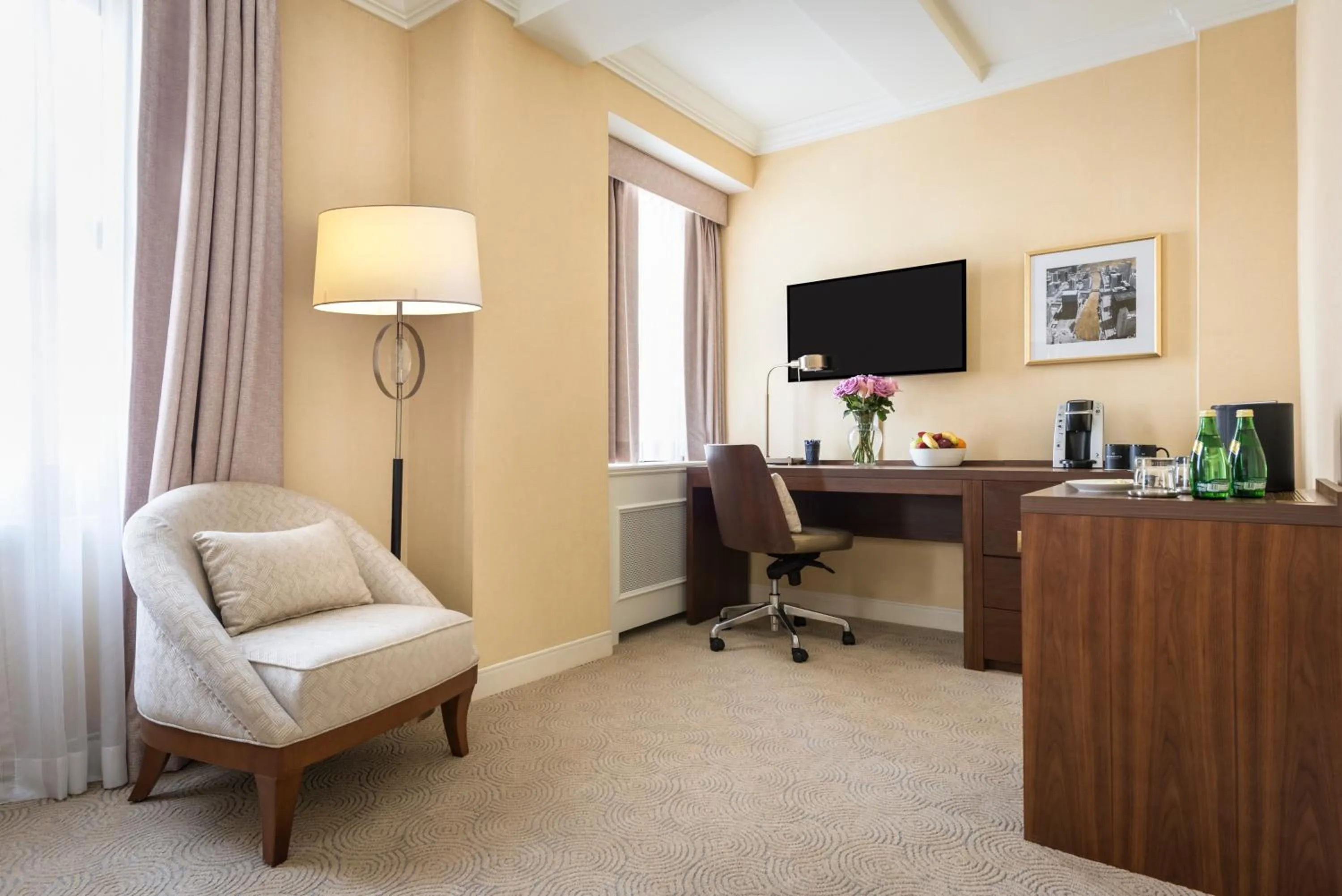 Living room in Warwick Allerton Chicago