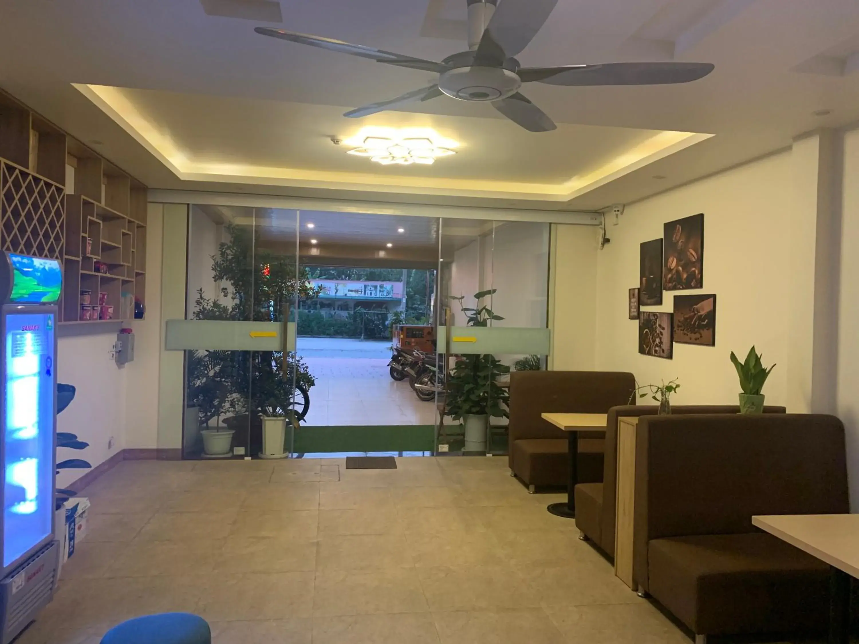 Restaurant/places to eat in New Sky Airport Hotel Restaurant/places to eat in New Sky Airport Hotel