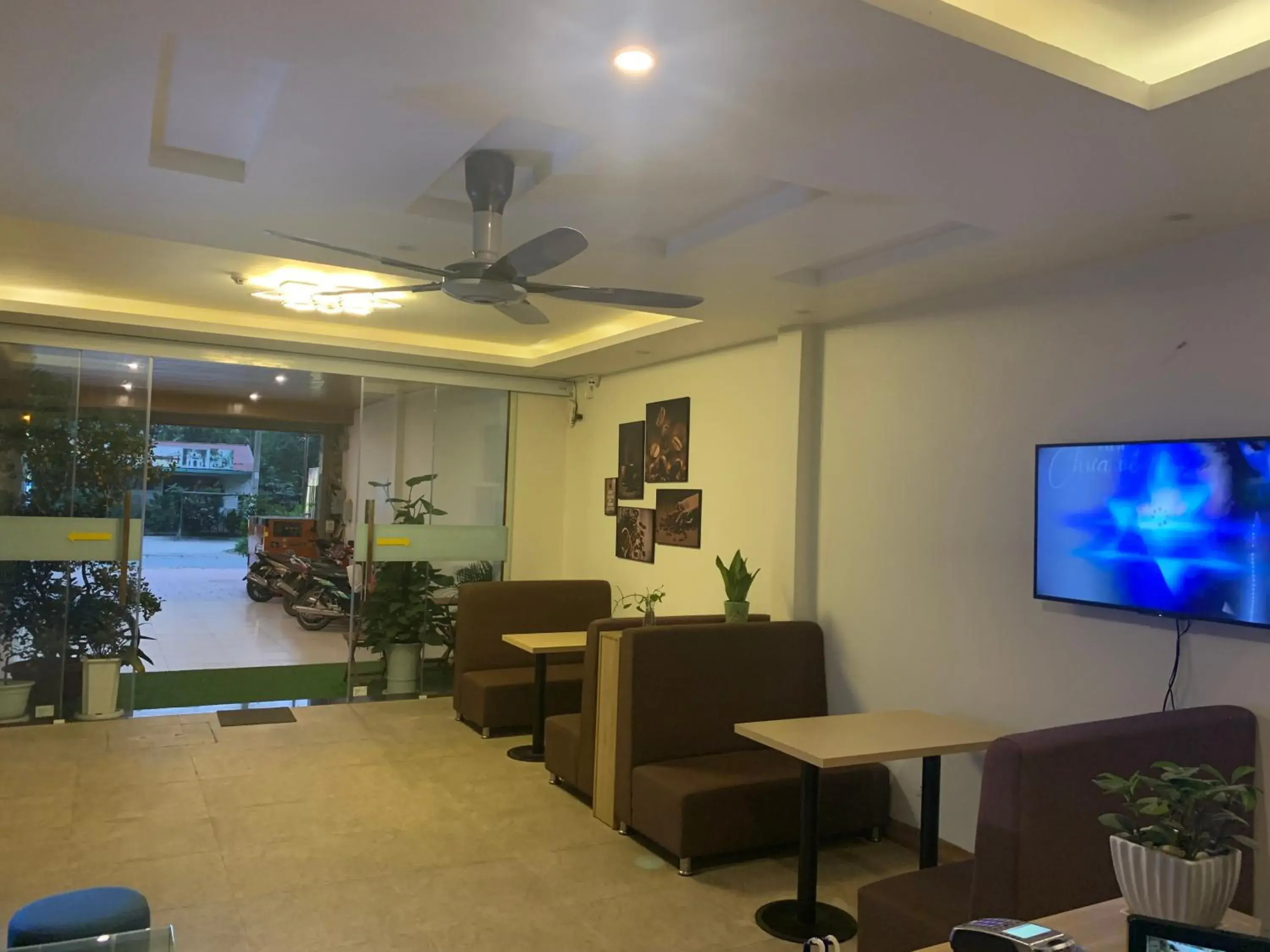 Restaurant/places to eat in New Sky Airport Hotel Restaurant/places to eat in New Sky Airport Hotel