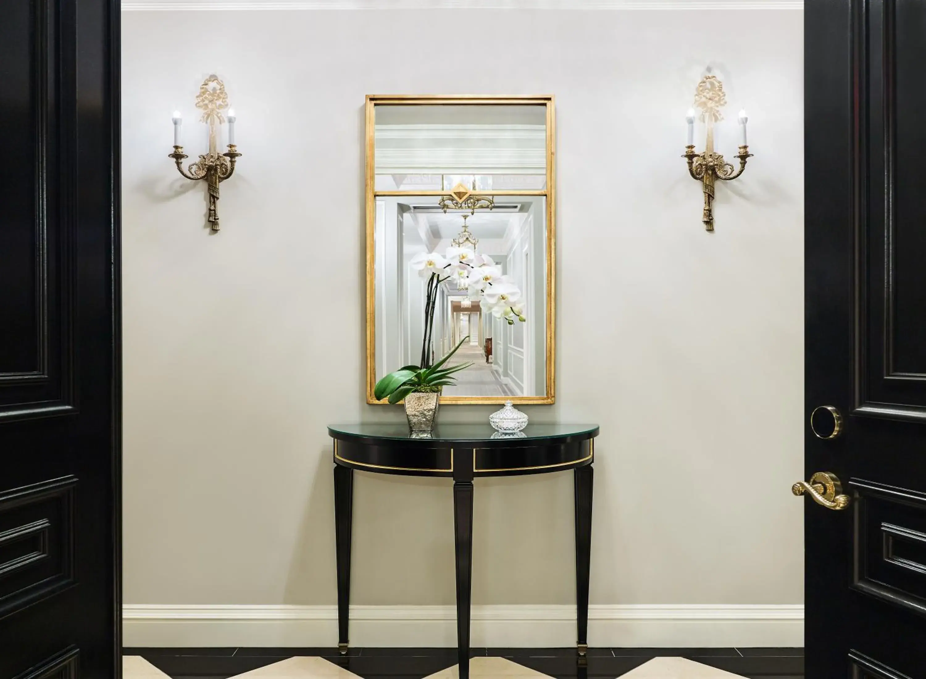 Decorative detail in 5th & 55th Residence Club Decorative detail in 5th & 55th Residence Club