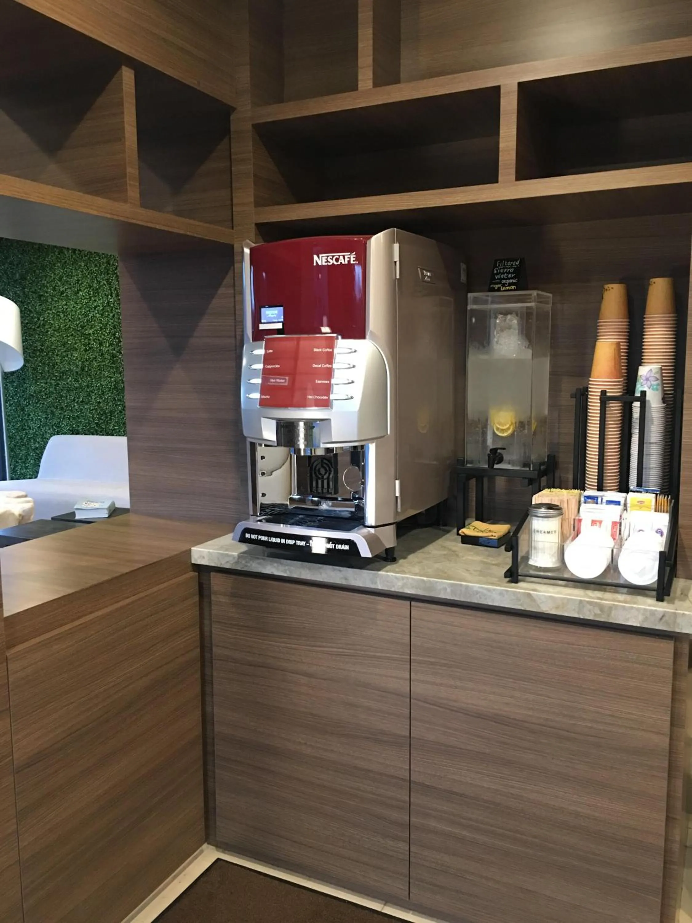 Coffee/tea facilities in The Dylan Hotel at SFO