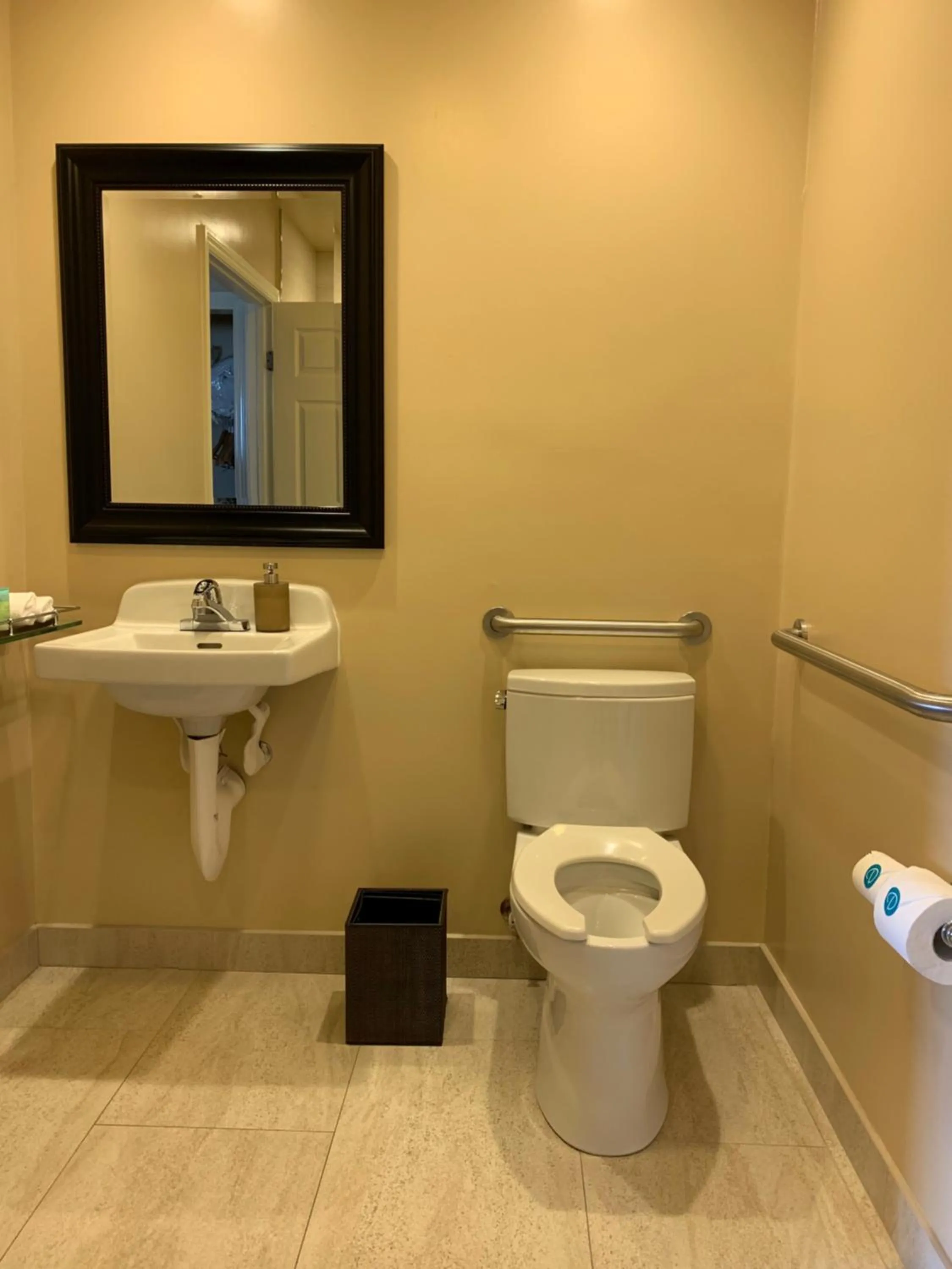 Bathroom in The Dylan Hotel at SFO